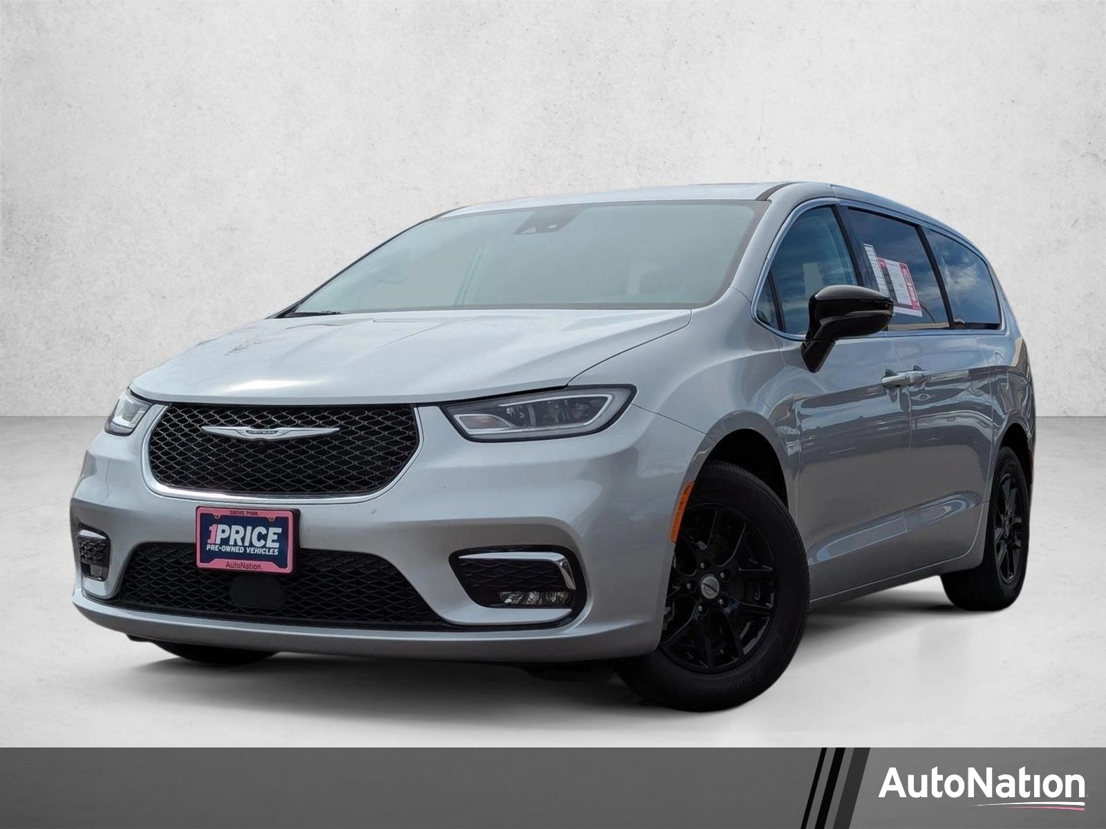2024 Chrysler Pacifica Touring L's photo