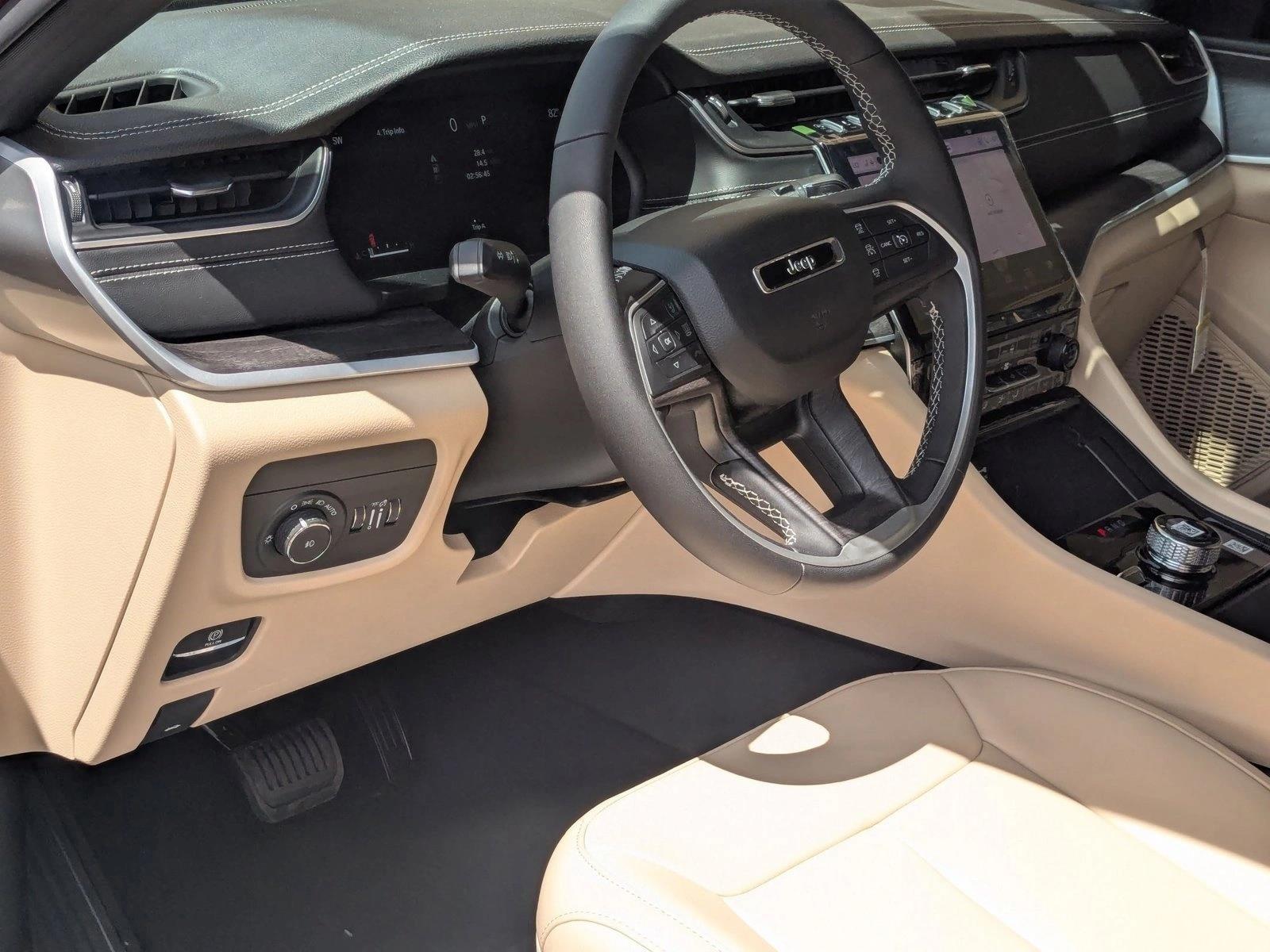 2025 Jeep Grand Cherokee Limited photo 2
