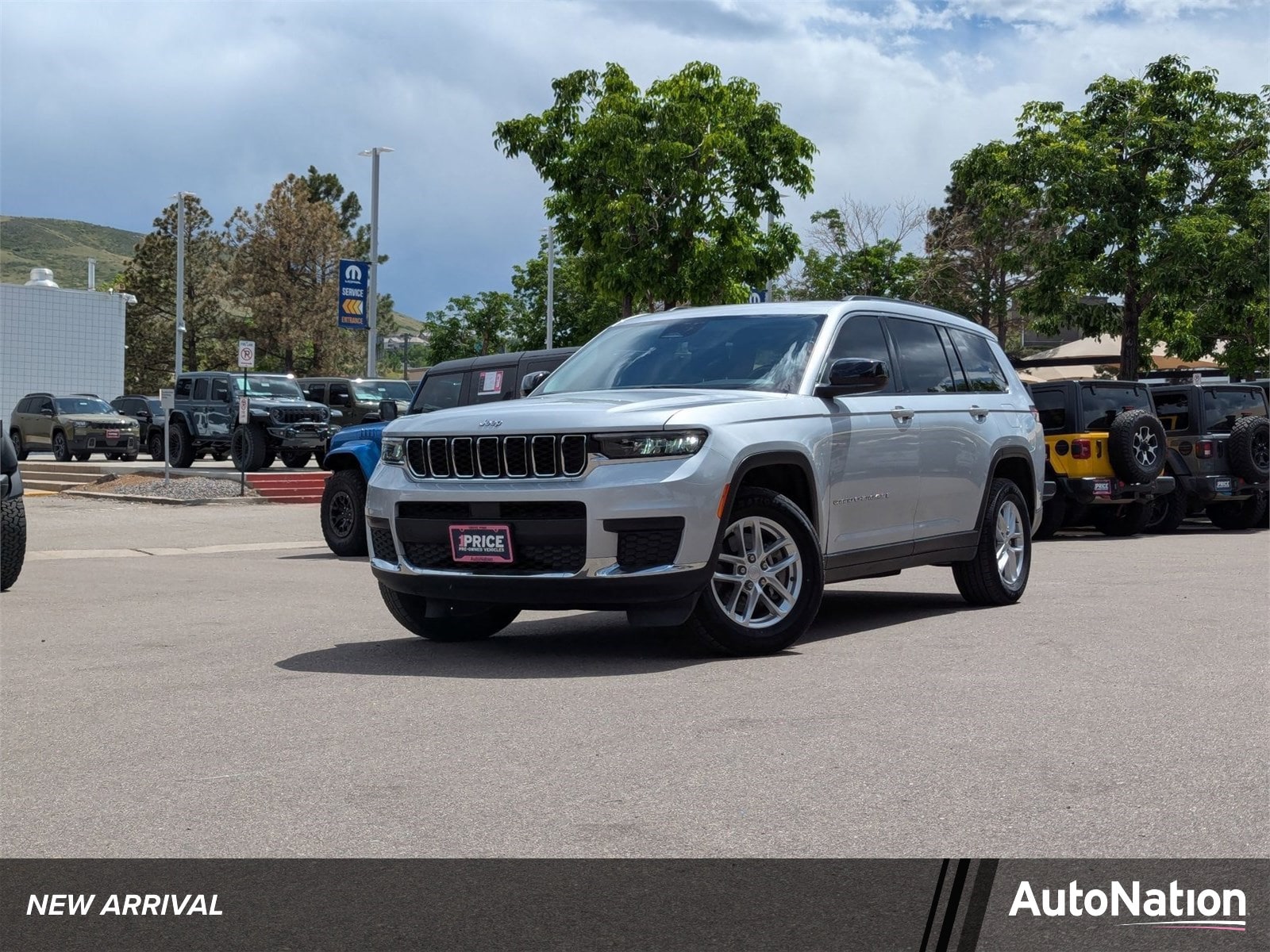 2022 Jeep Grand Cherokee L Laredo 4x4's photo