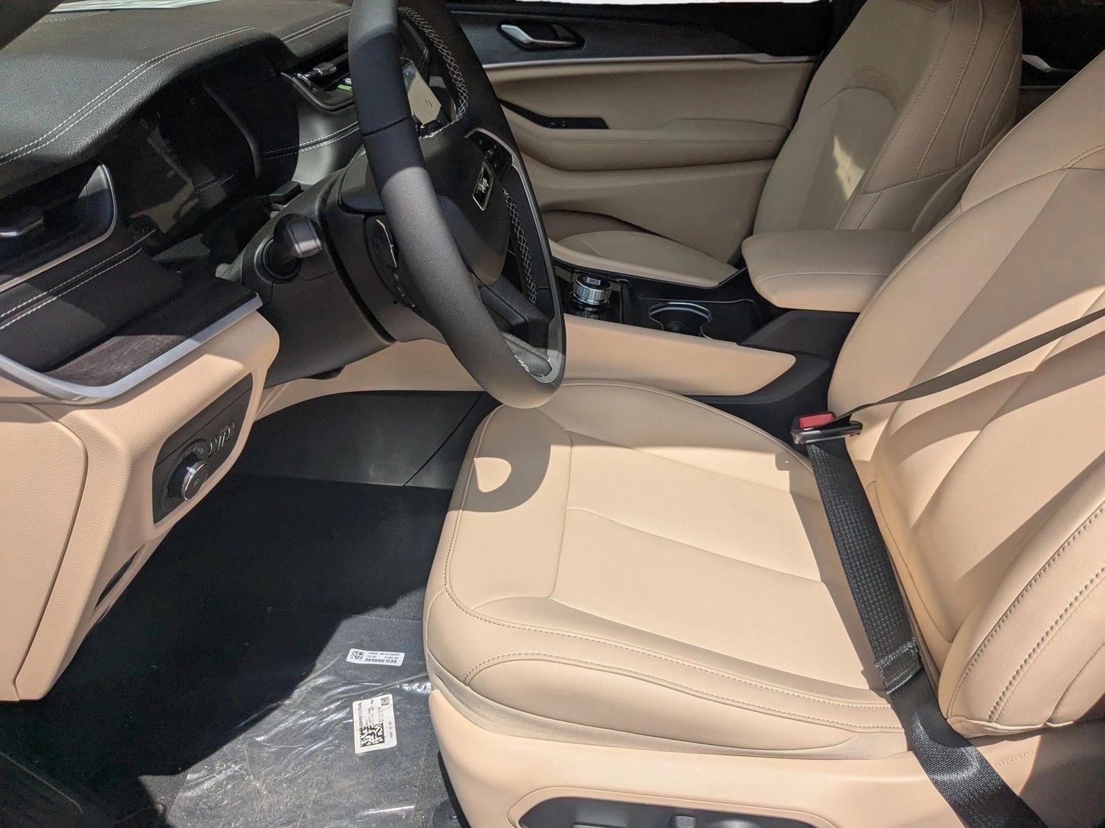 2025 Jeep Grand Cherokee Limited photo 3