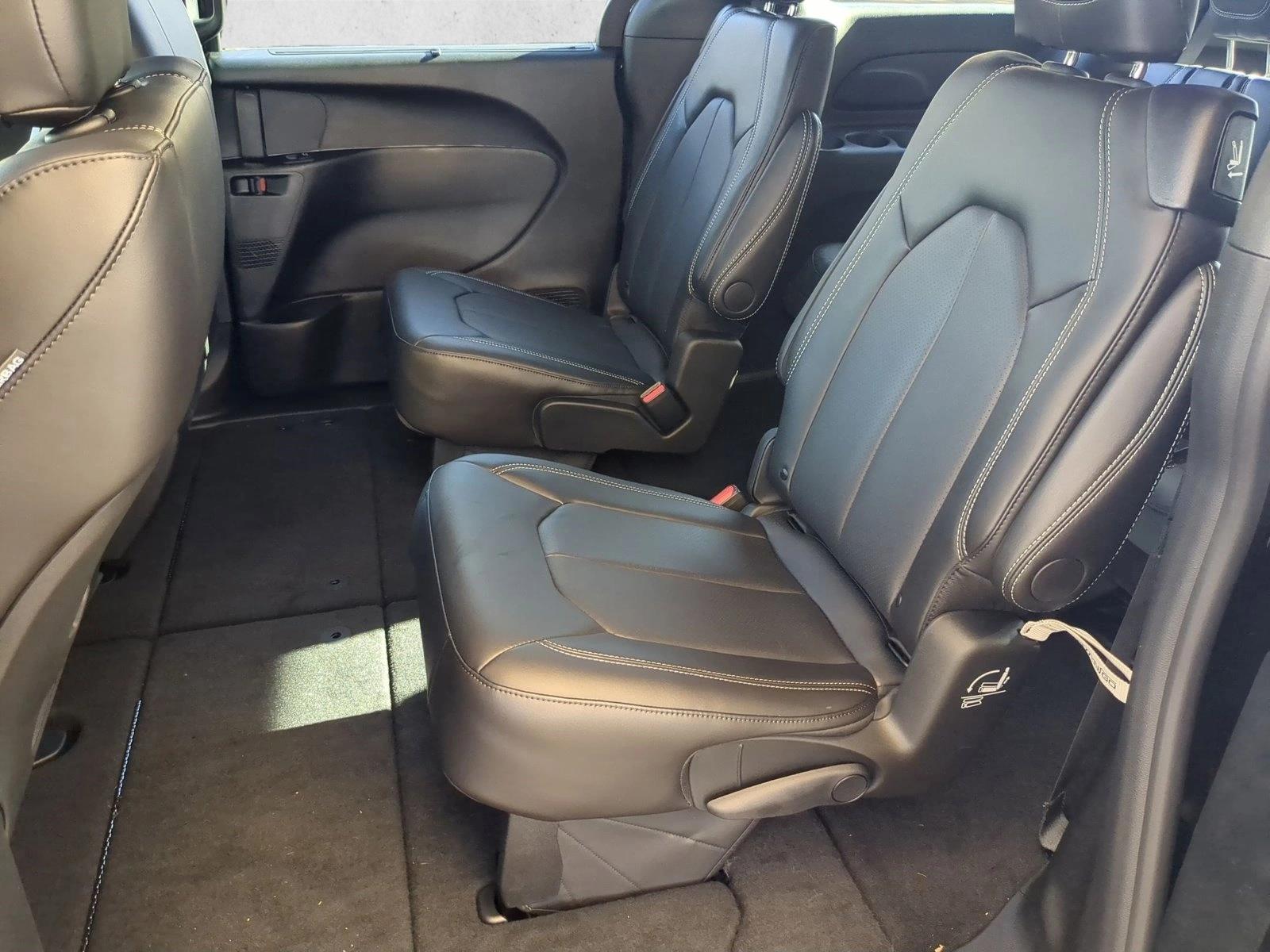 2026 Chrysler Pacifica Select - Photo 16