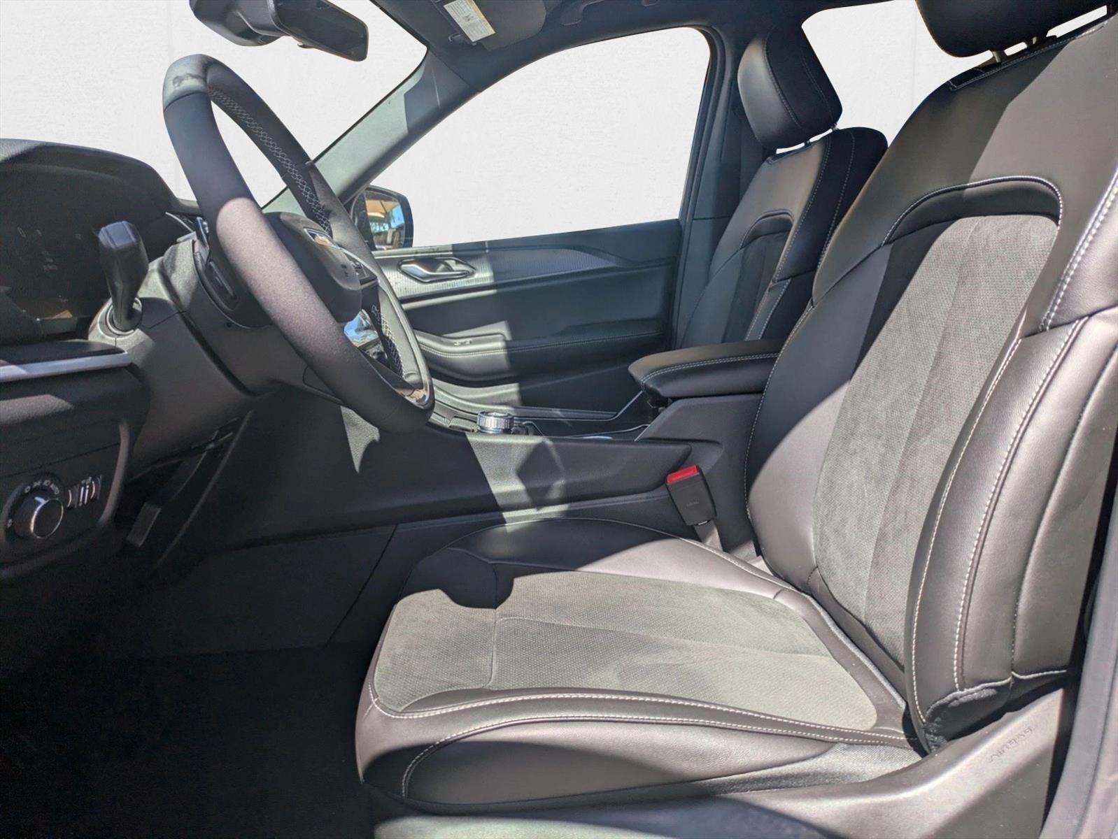 2025 Jeep Grand Cherokee Altitude photo 3