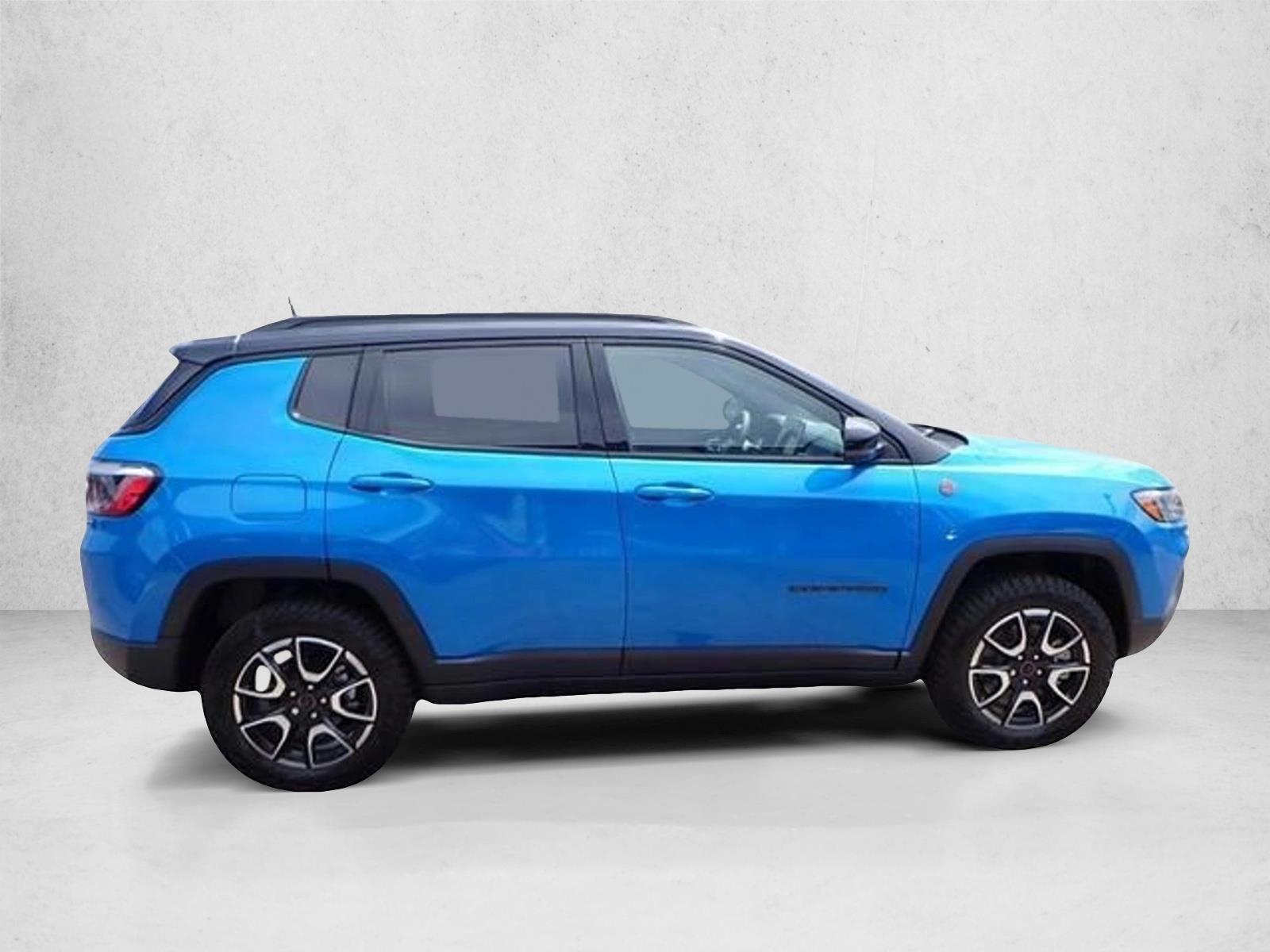 2025 Jeep Compass Trailhawk photo 3