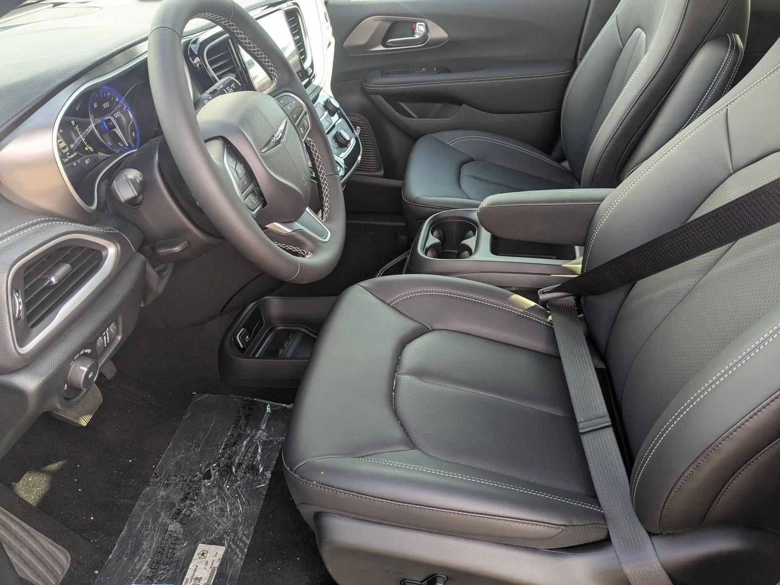 2025 Chrysler Pacifica photo 4