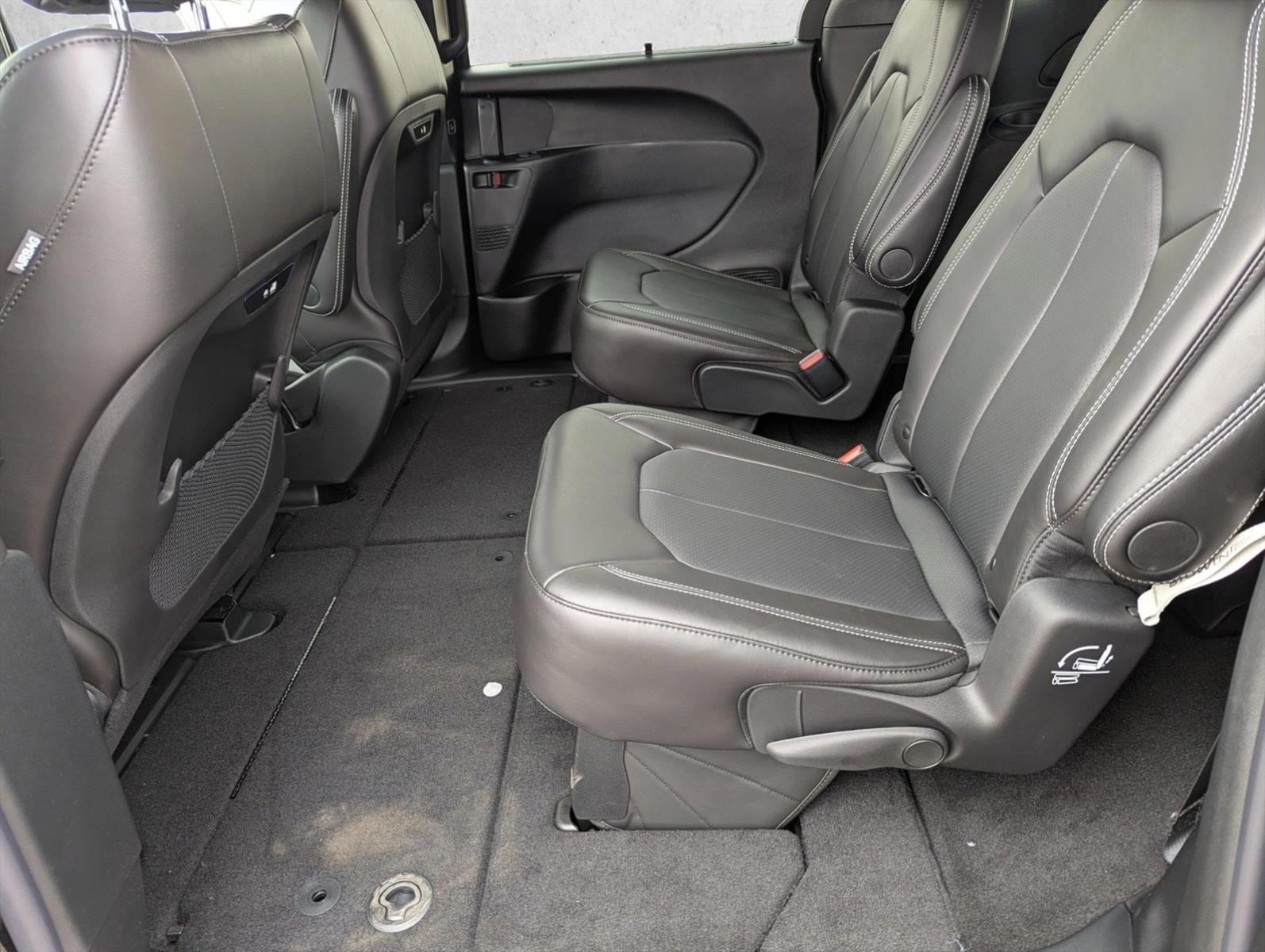 2026 Chrysler Pacifica Select - Photo 15