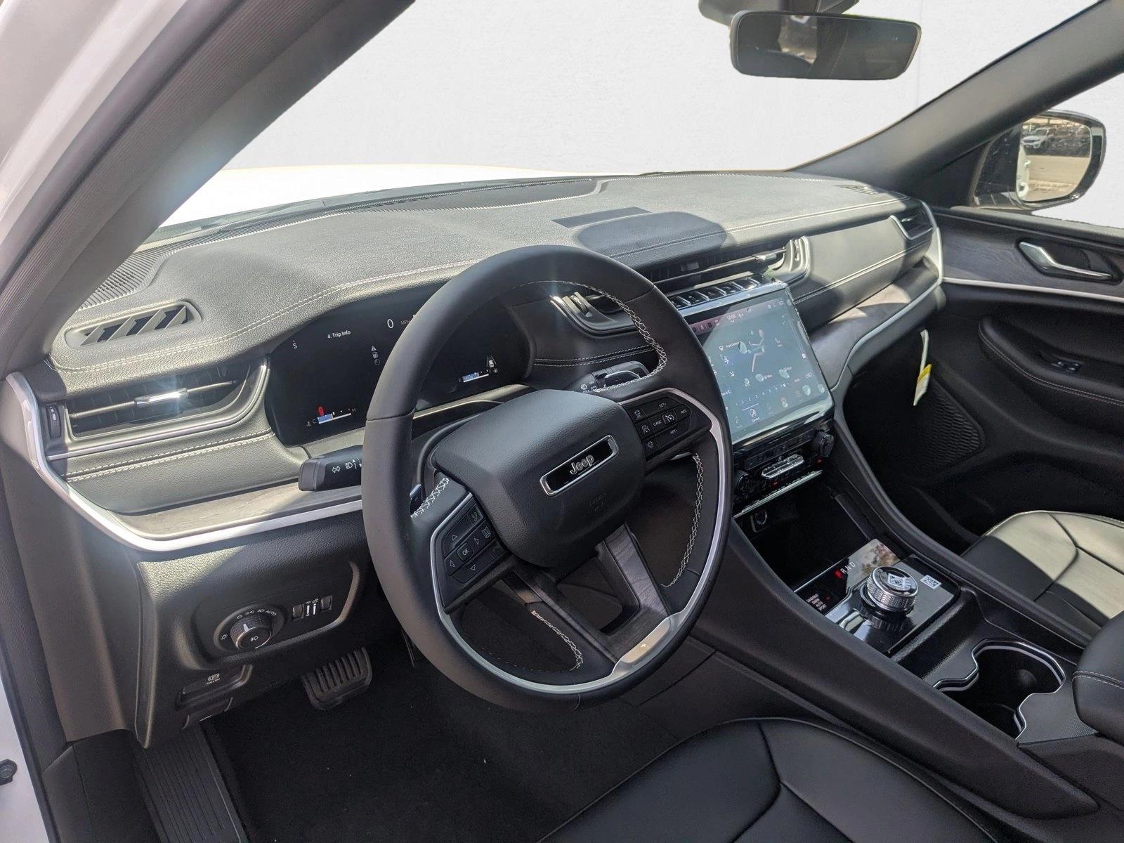 2025 Jeep Grand Cherokee Limited photo 3