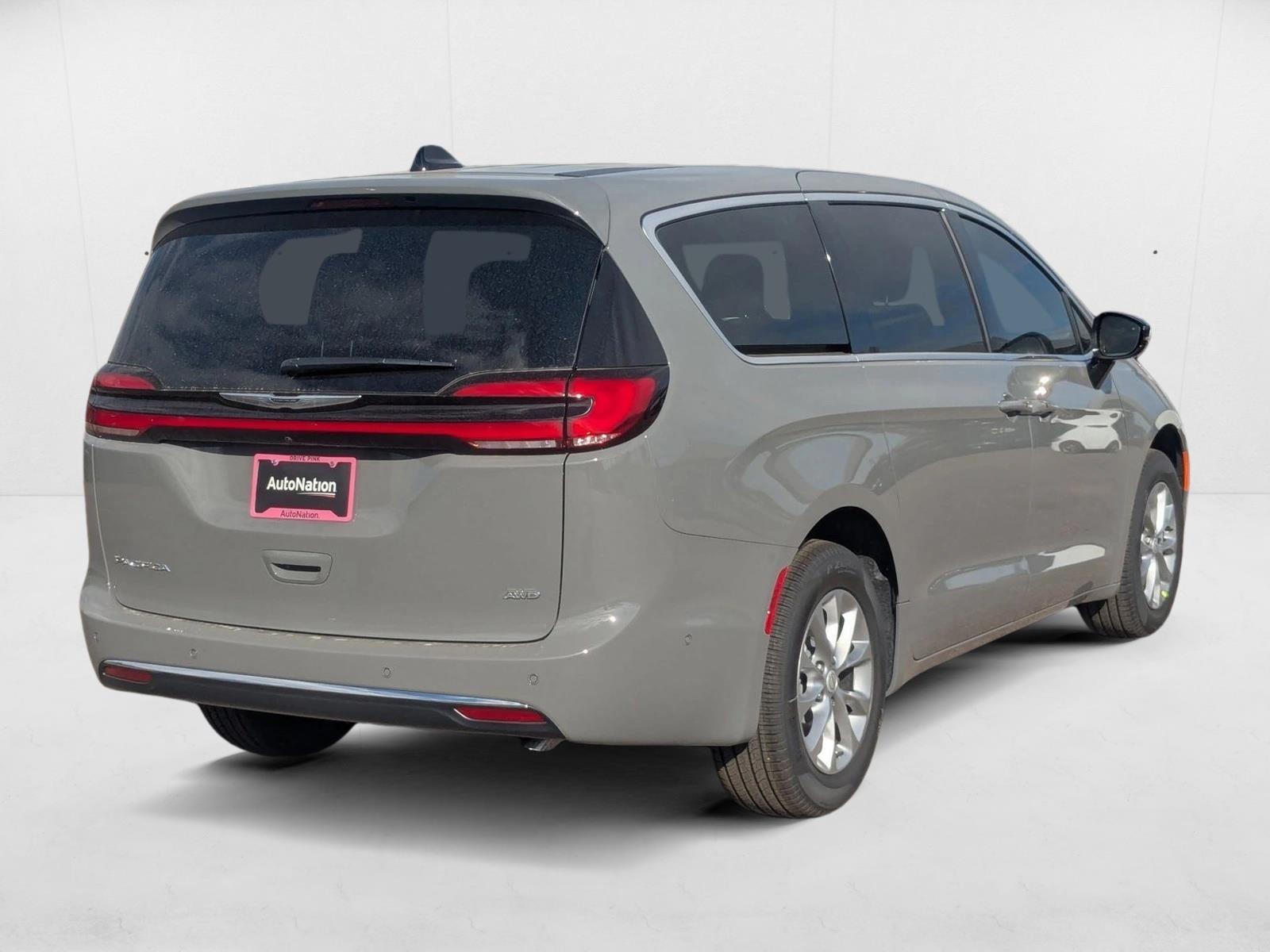 2025 Chrysler Pacifica photo 2