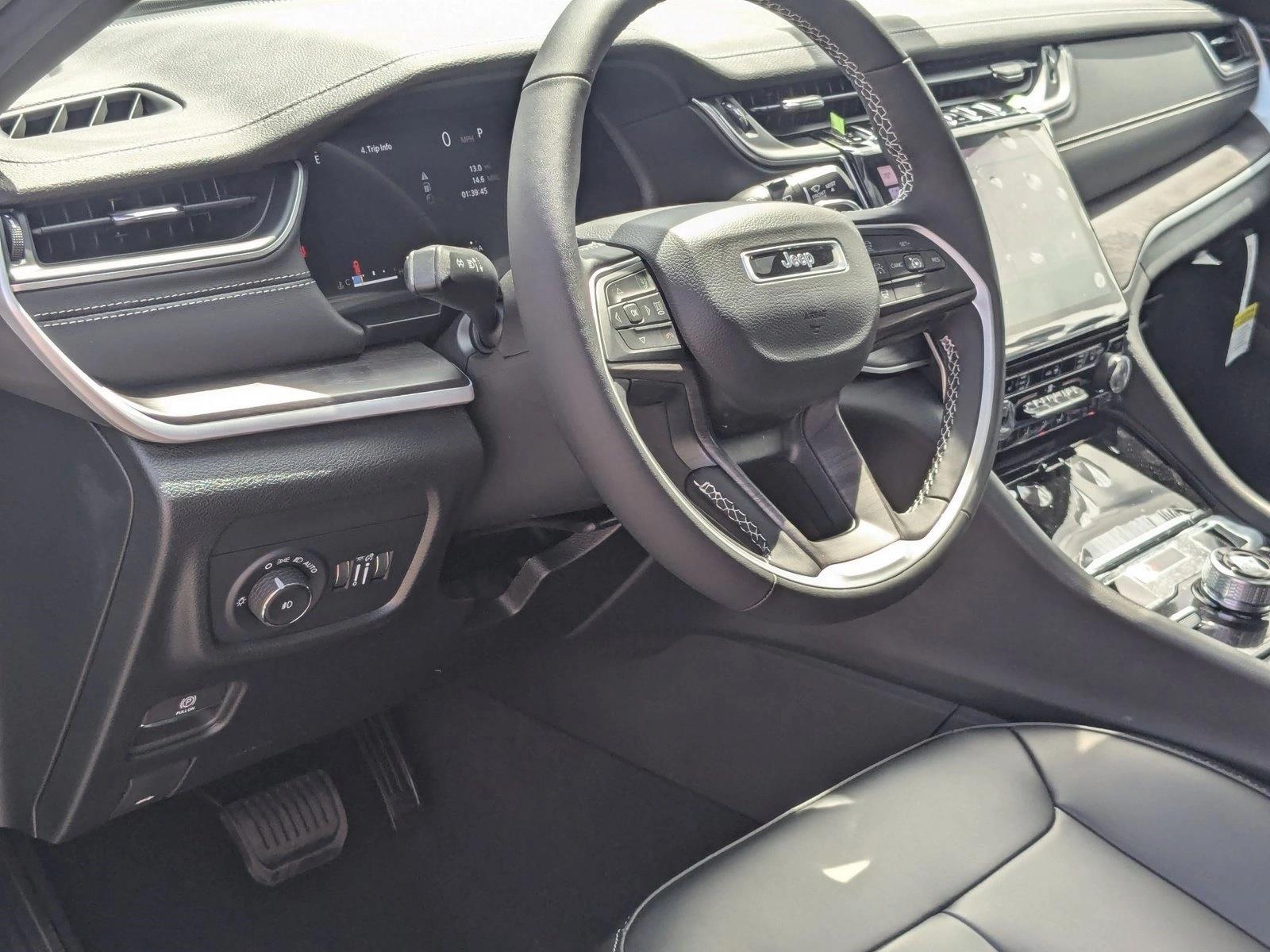2025 Jeep Grand Cherokee Limited photo 2