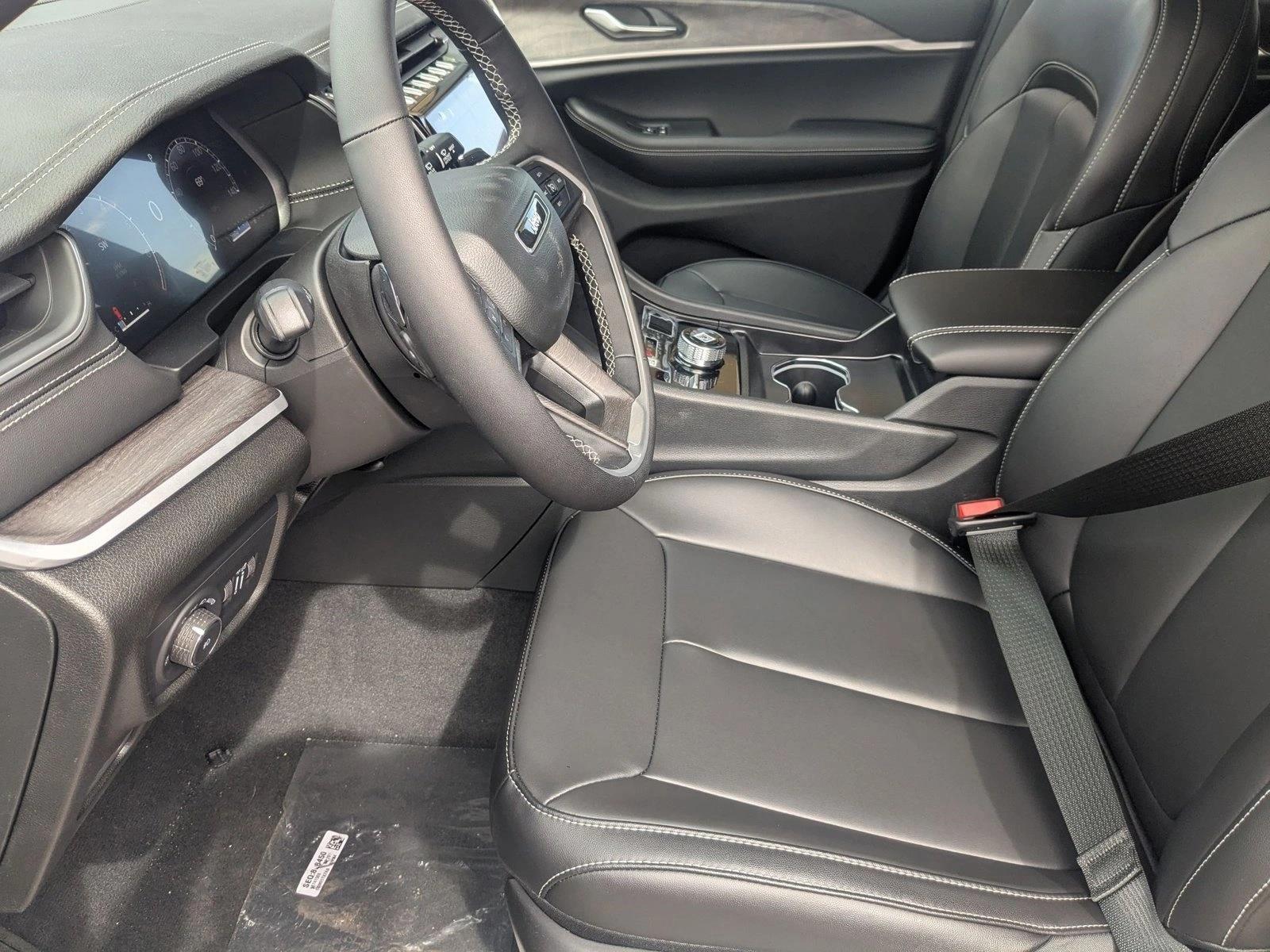 2025 Jeep Grand Cherokee Limited photo 4