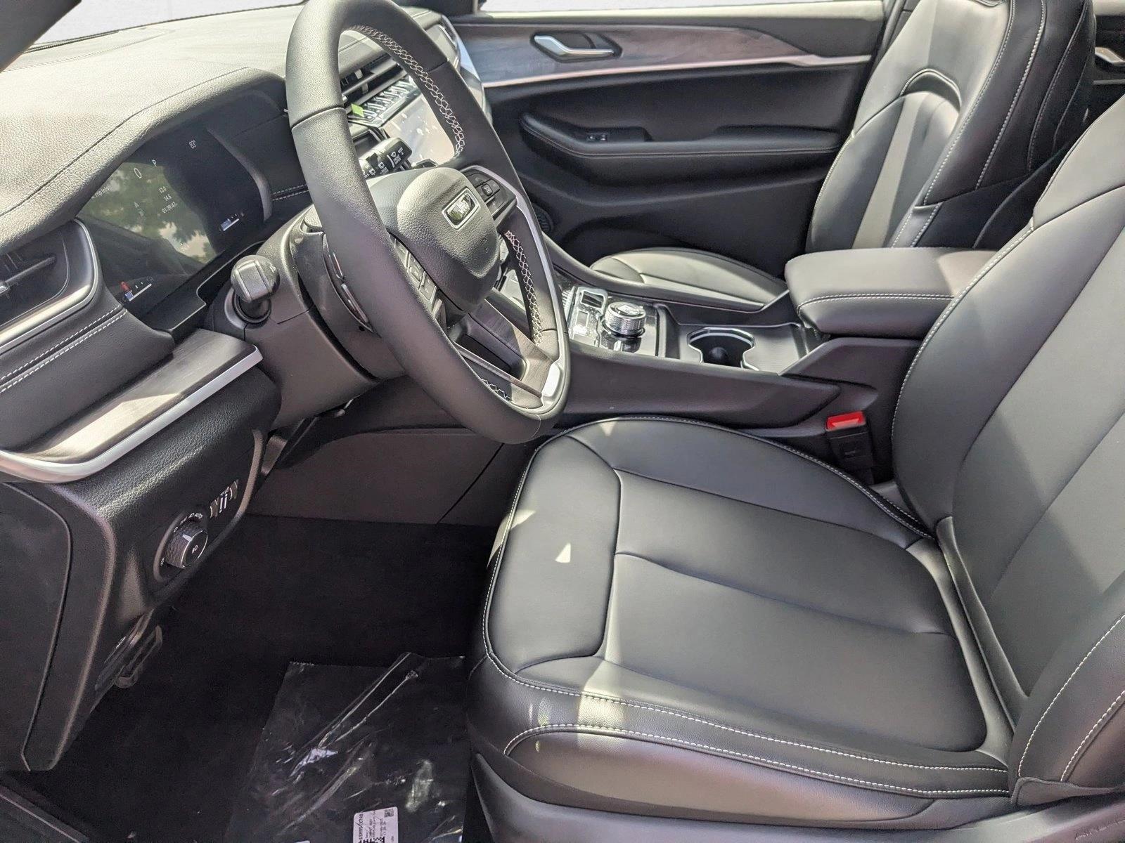 2025 Jeep Grand Cherokee Limited photo 3
