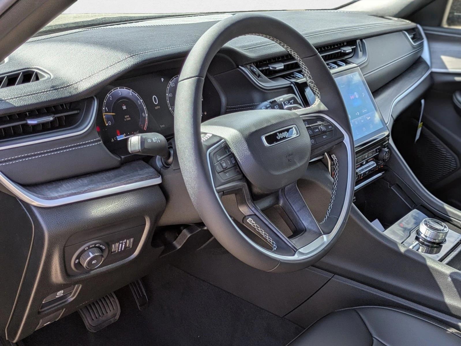 2025 Jeep Grand Cherokee Limited photo 3