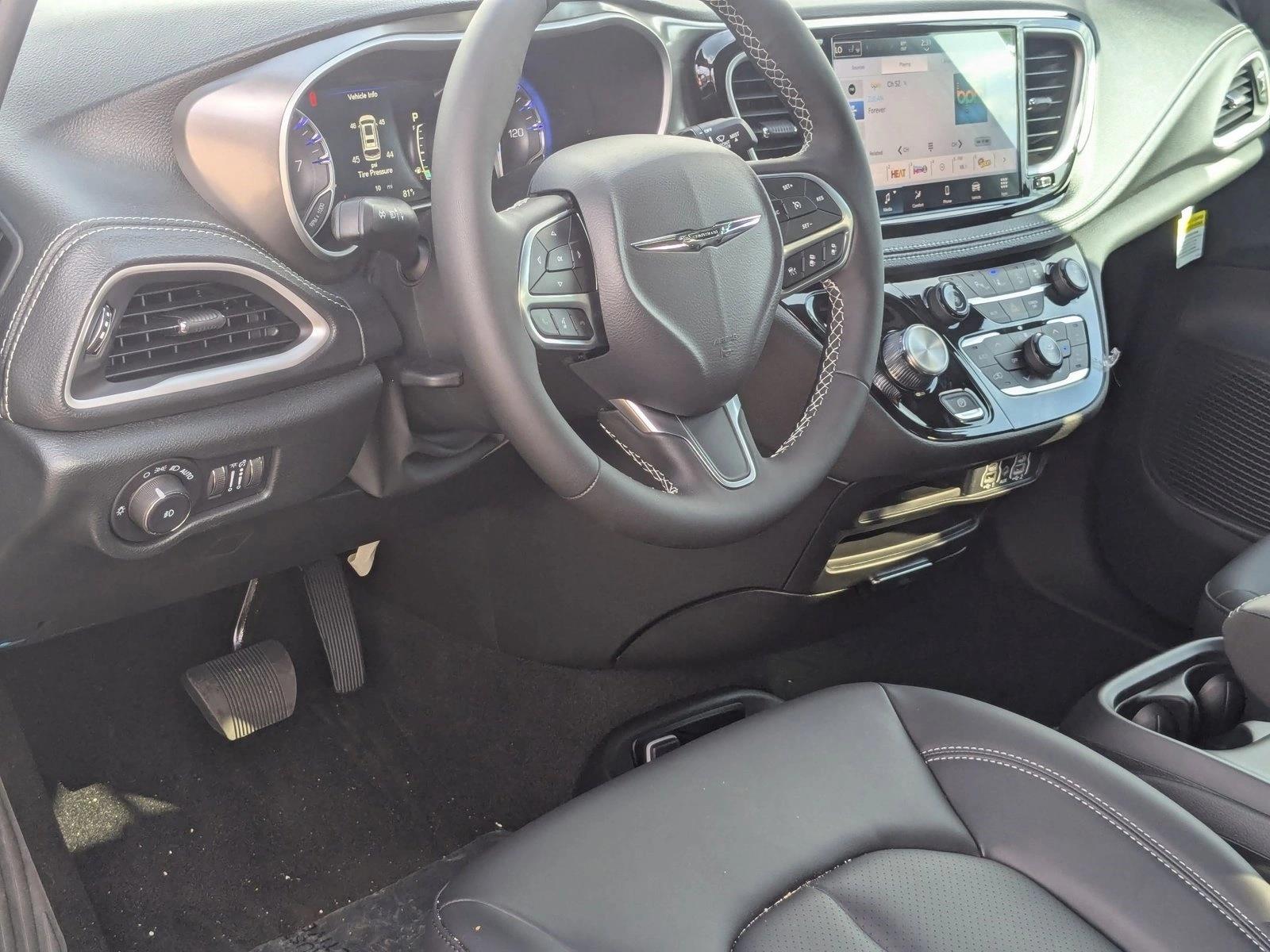2025 Chrysler Pacifica photo 3