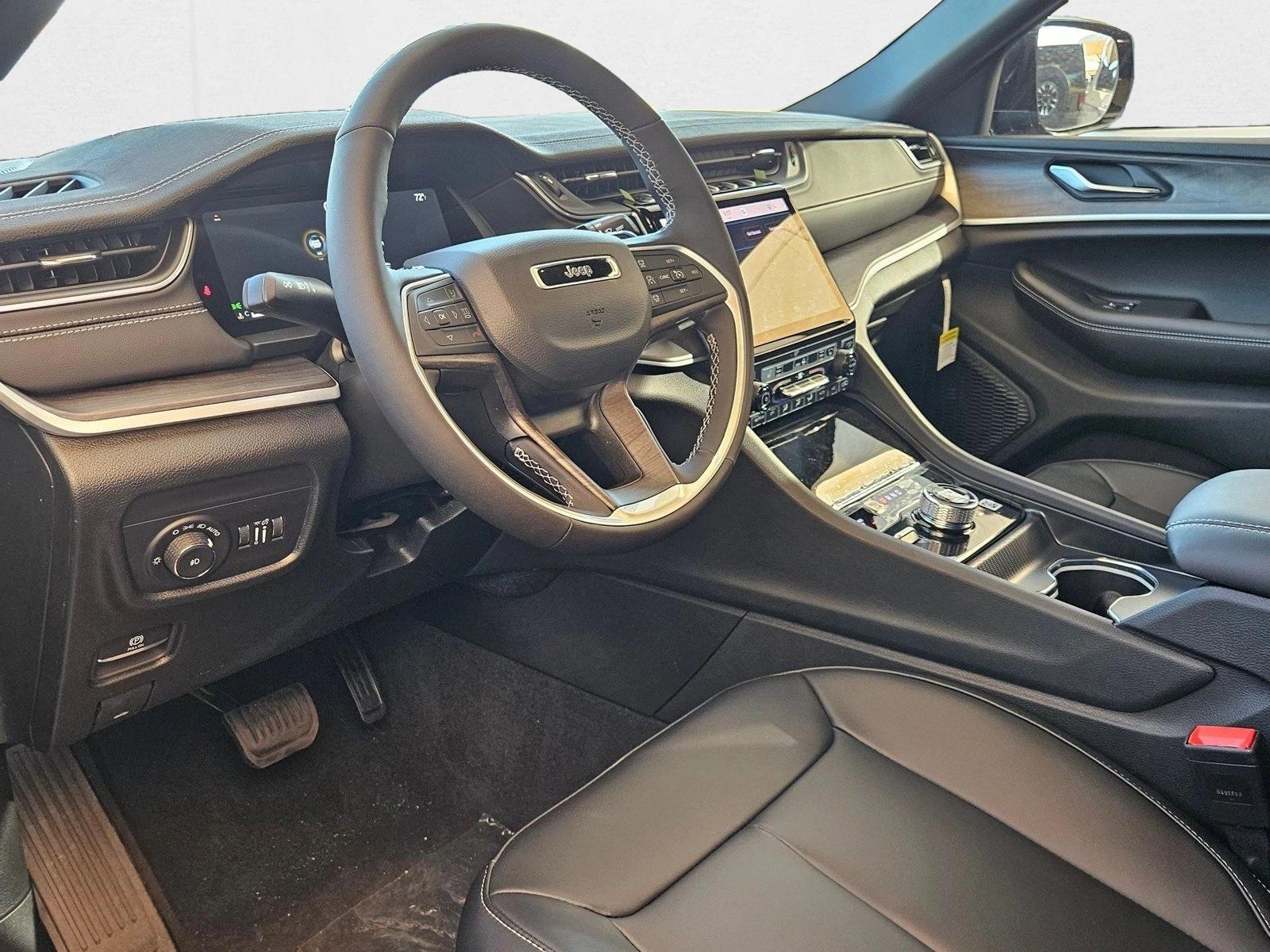 2025 Jeep Grand Cherokee Limited photo 3