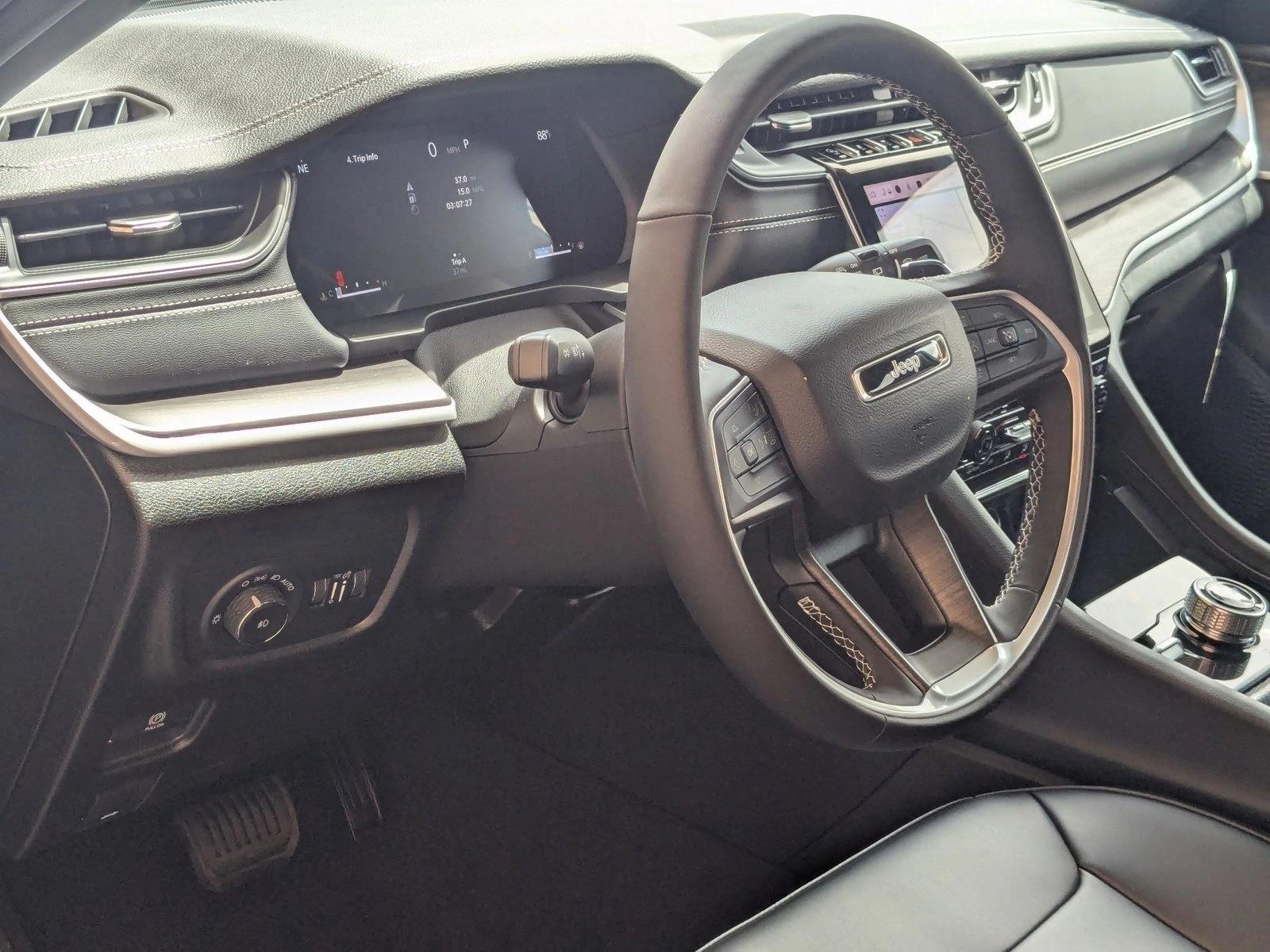2025 Jeep Grand Cherokee Limited photo 3