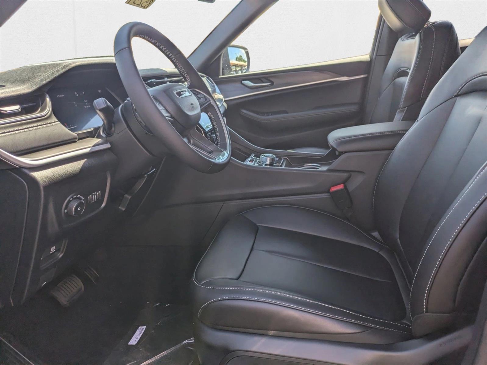 2025 Jeep Grand Cherokee Limited photo 3