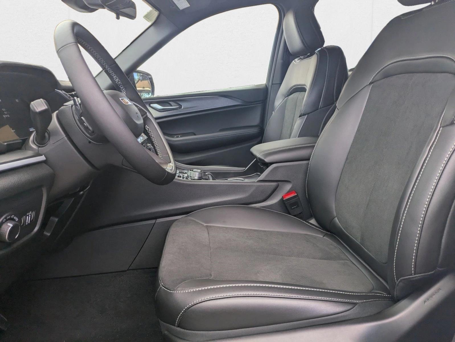 2025 Jeep Grand Cherokee Altitude photo 2