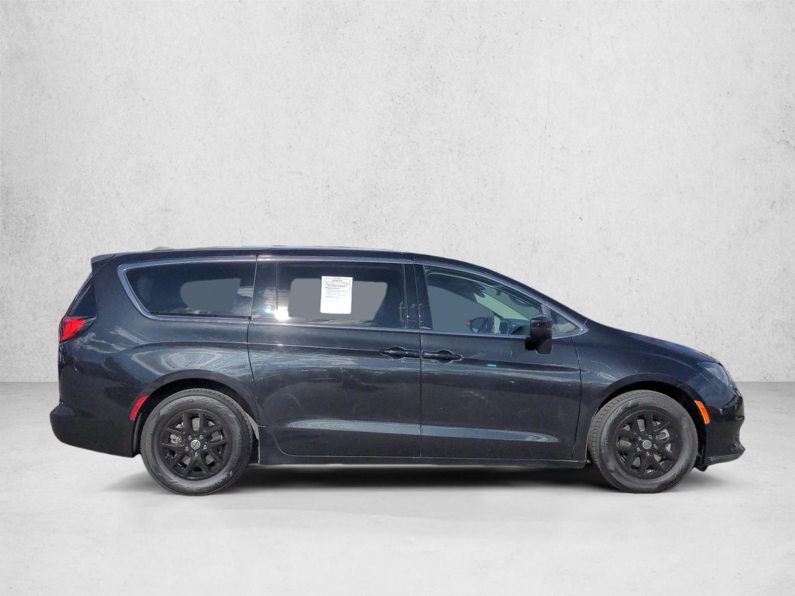 2022 Chrysler Voyager LX photo 2