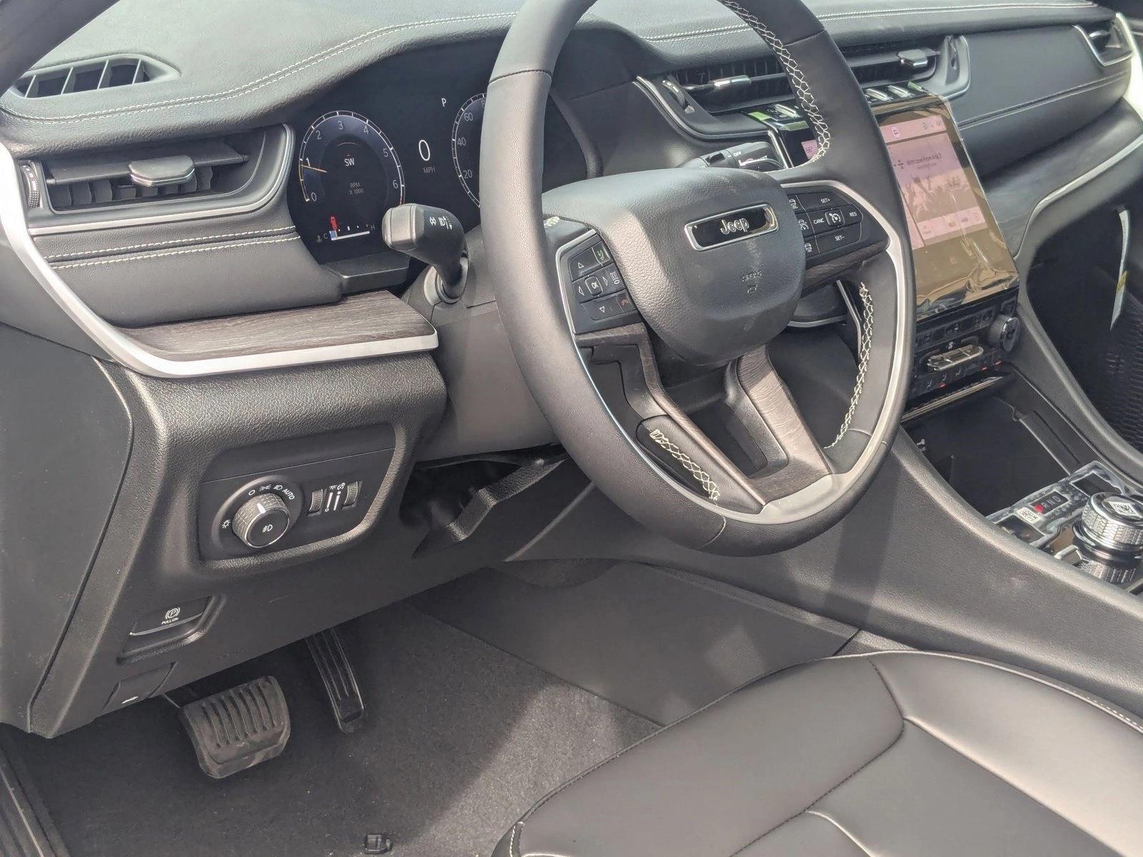 2025 Jeep Grand Cherokee Limited photo 3