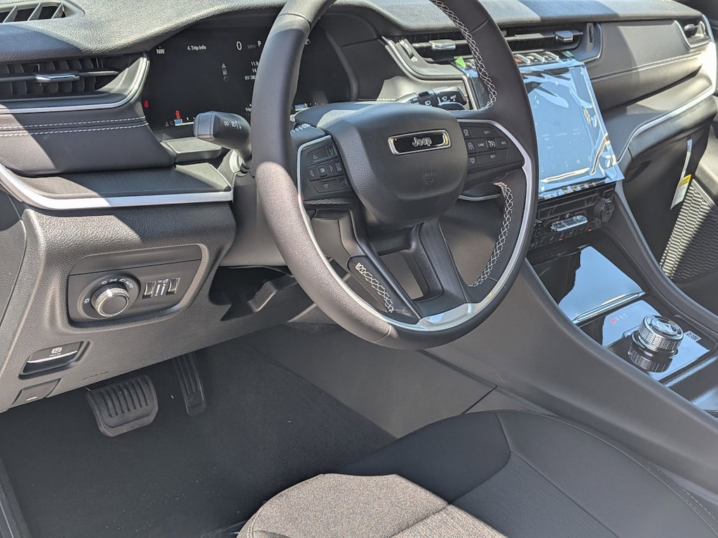 New 2026 Jeep Grand Cherokee Laredo SUV