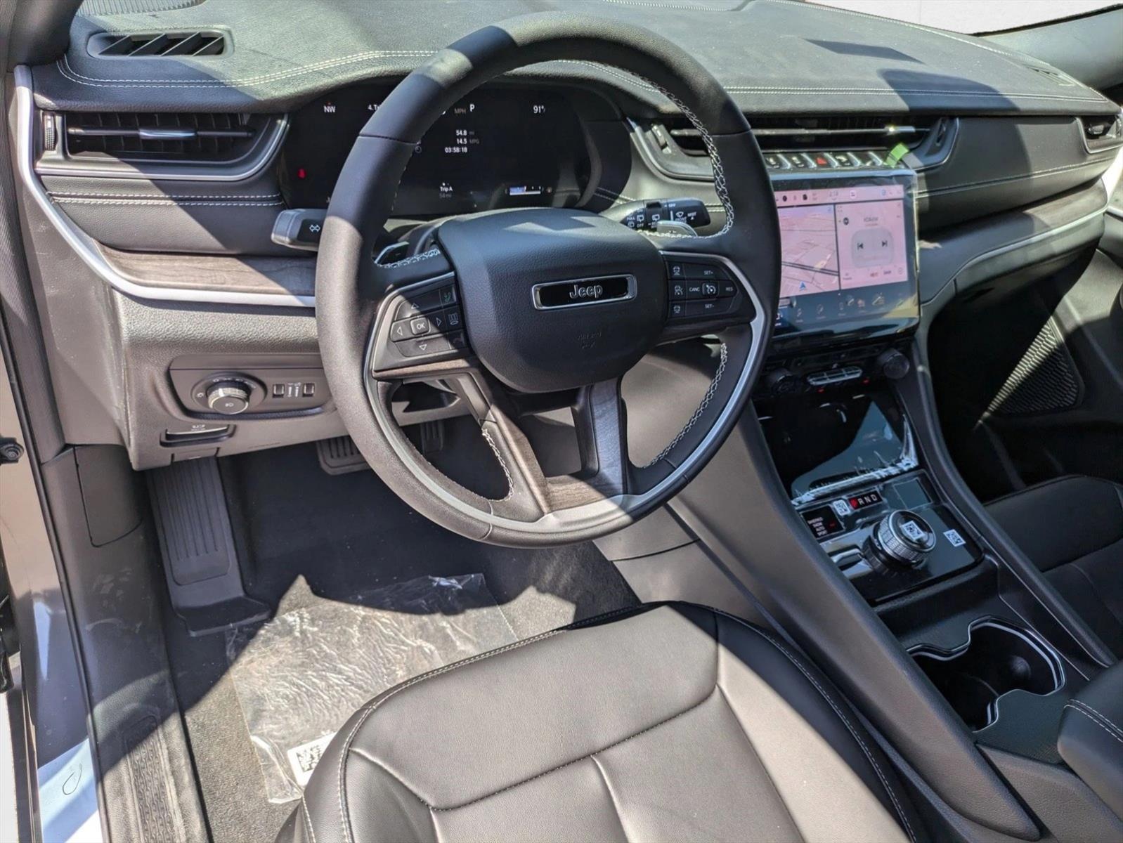 2025 Jeep Grand Cherokee Limited photo 3