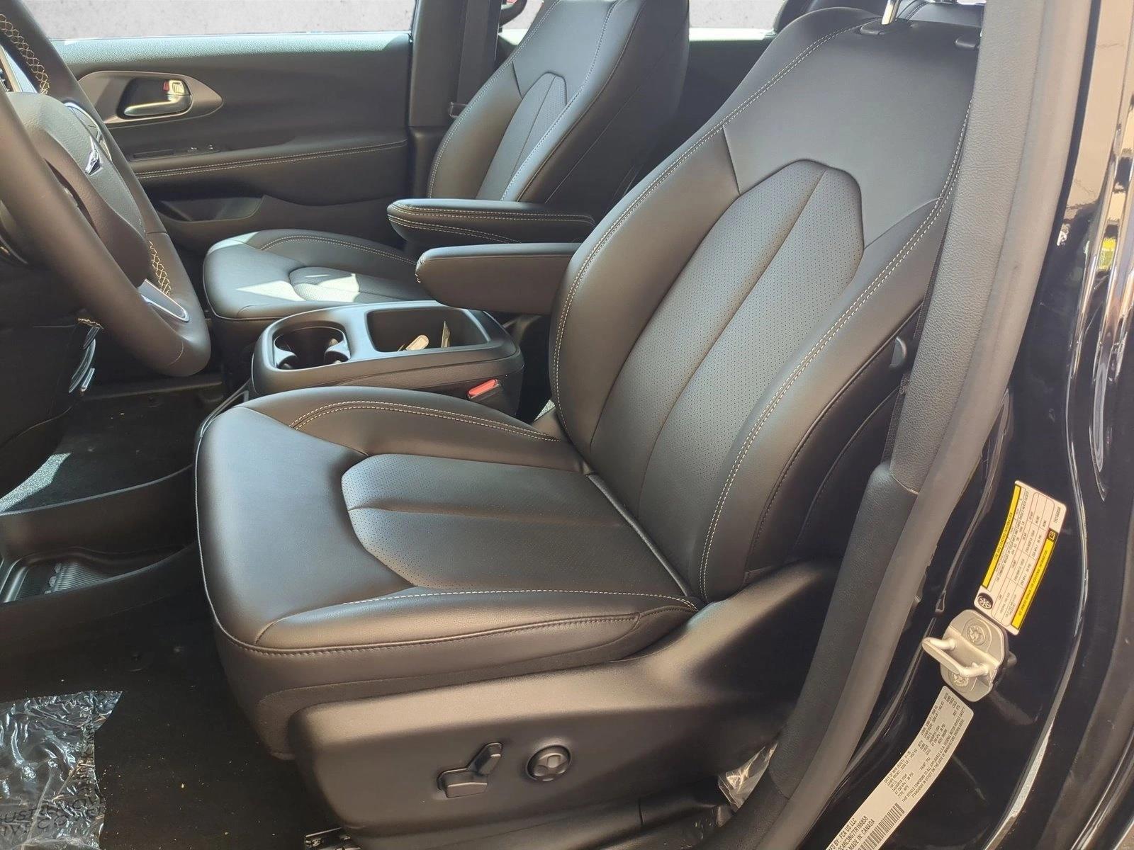 2026 Chrysler Pacifica photo 4