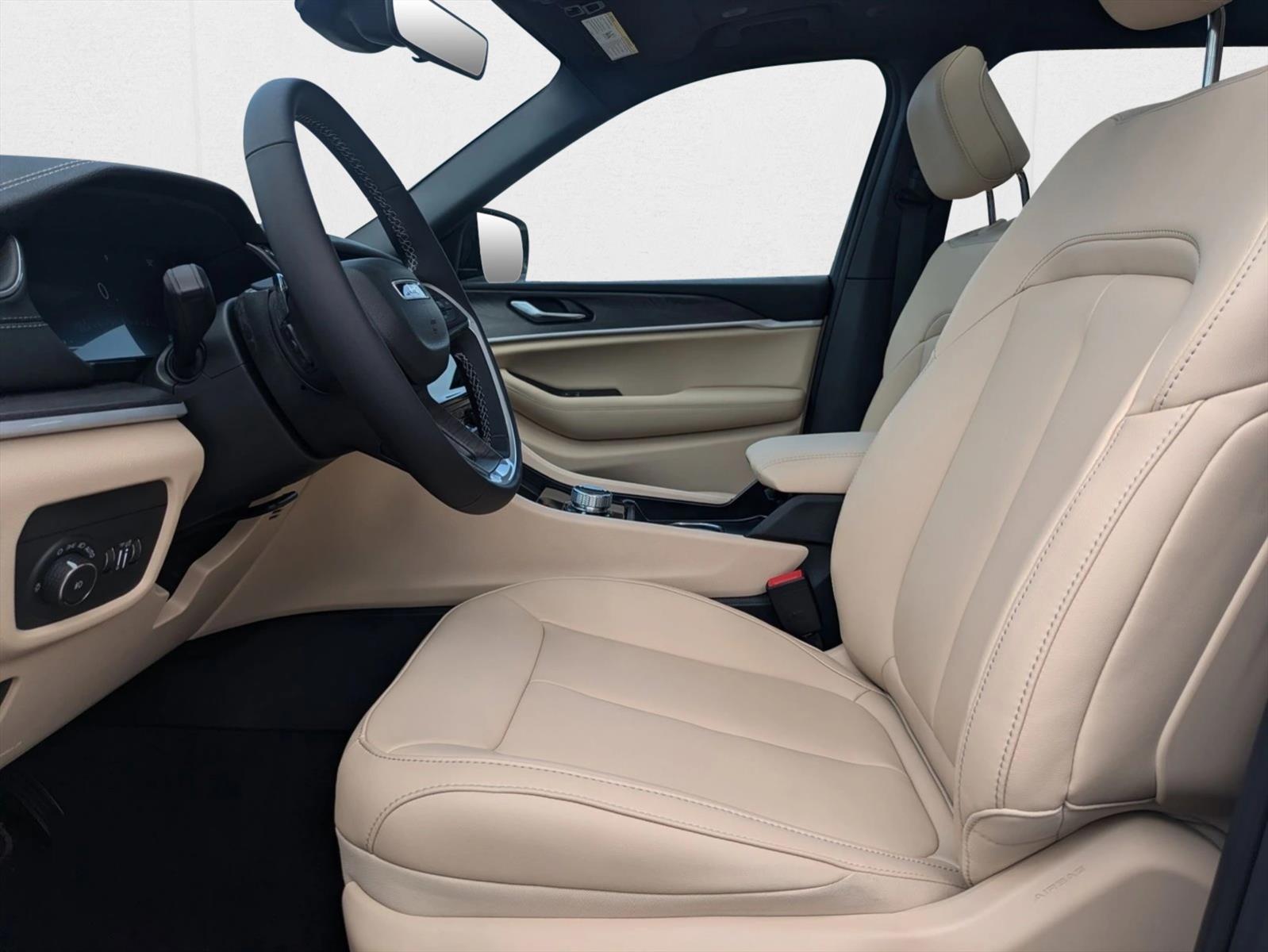 2025 Jeep Grand Cherokee Limited photo 3