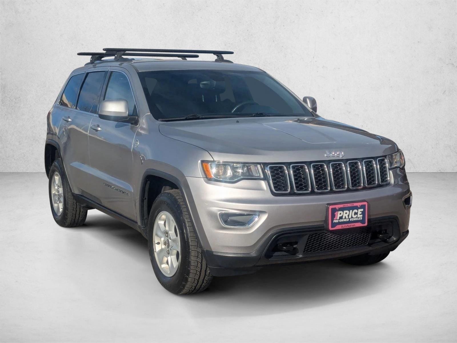 2017 Jeep Grand Cherokee Laredo photo 2