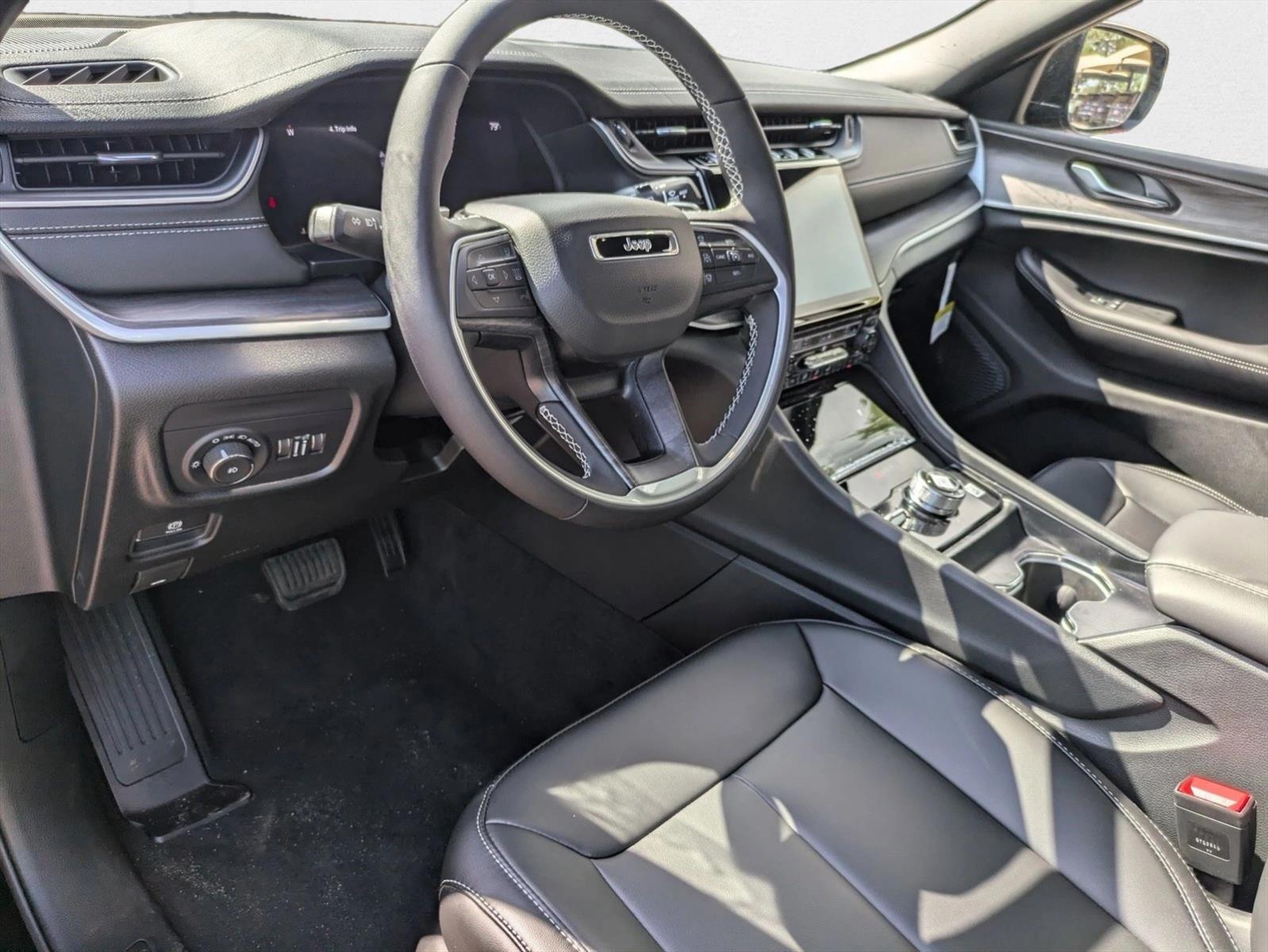 2025 Jeep Grand Cherokee Limited photo 3
