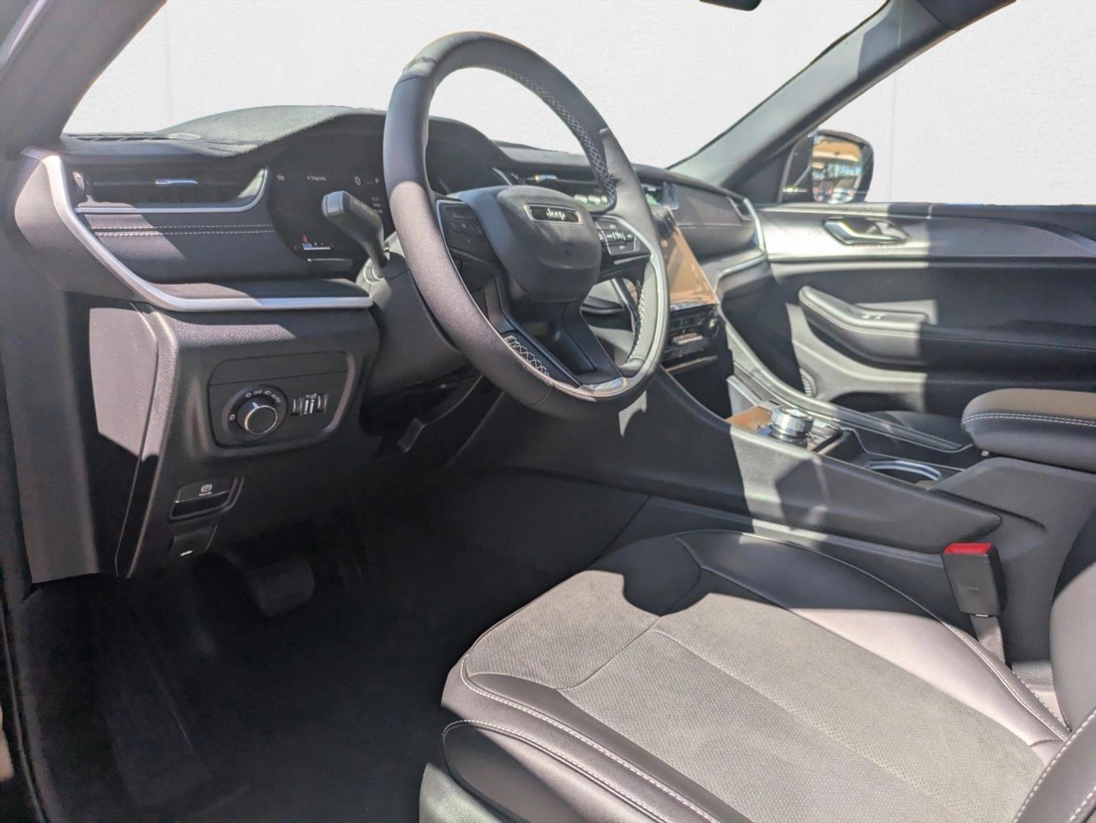 2025 Jeep Grand Cherokee Altitude photo 2