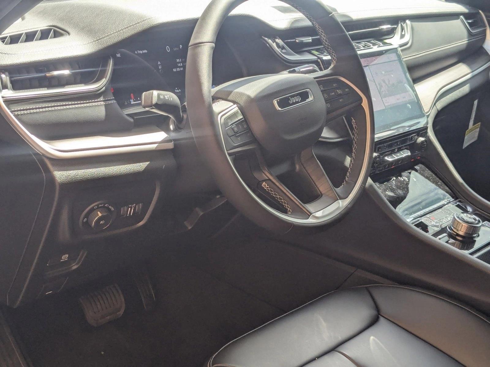 2025 Jeep Grand Cherokee Limited photo 3