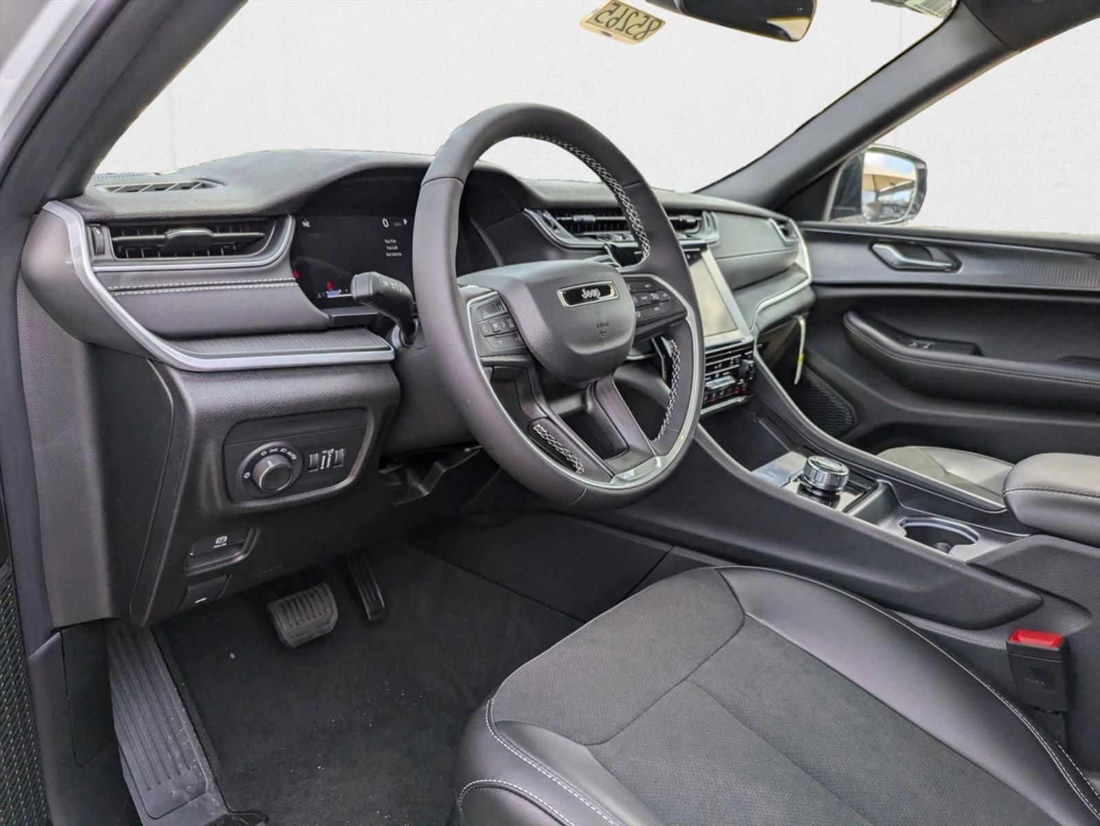 2025 Jeep Grand Cherokee Altitude X photo 3