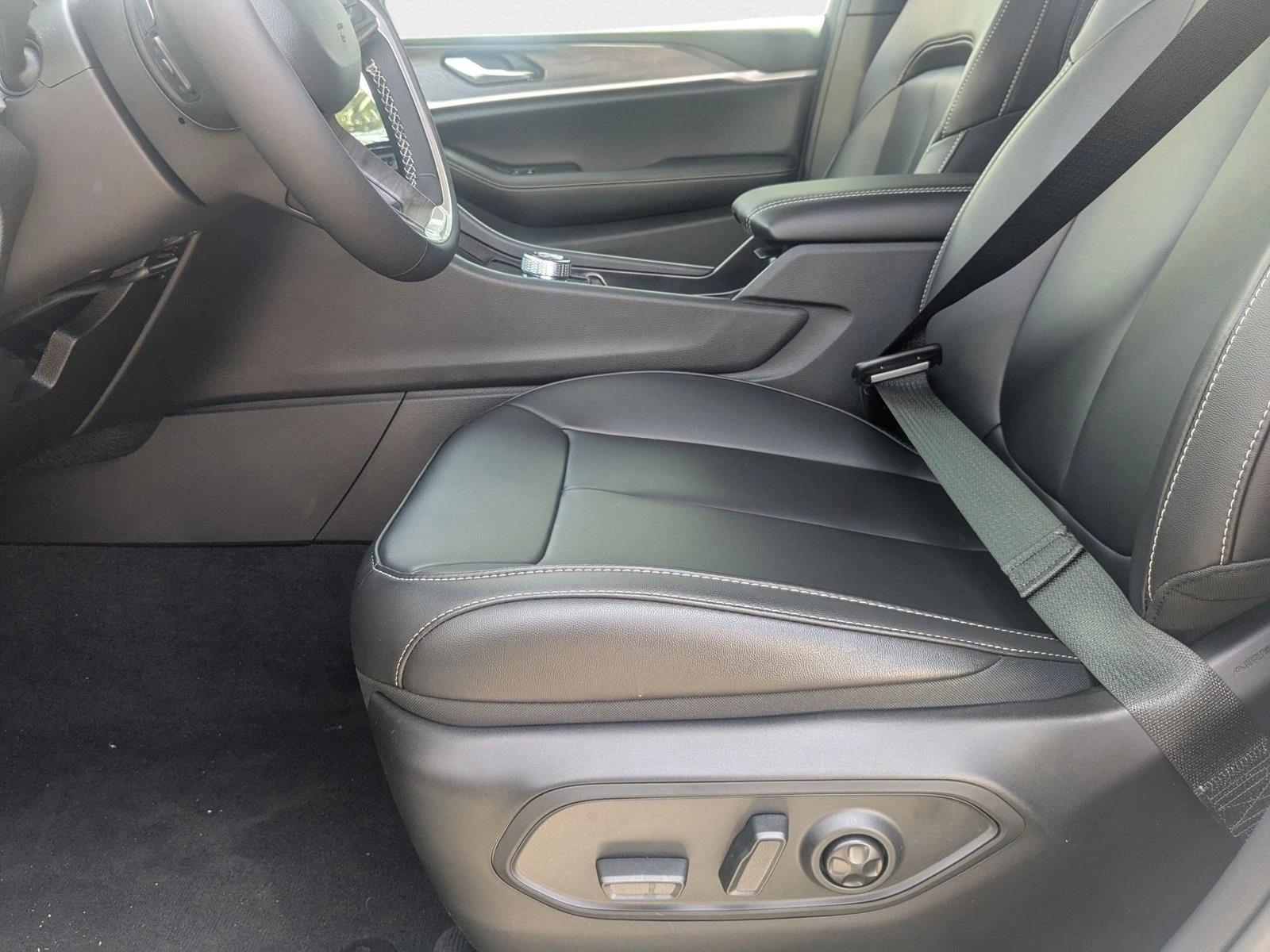 2025 Jeep Grand Cherokee Limited photo 4