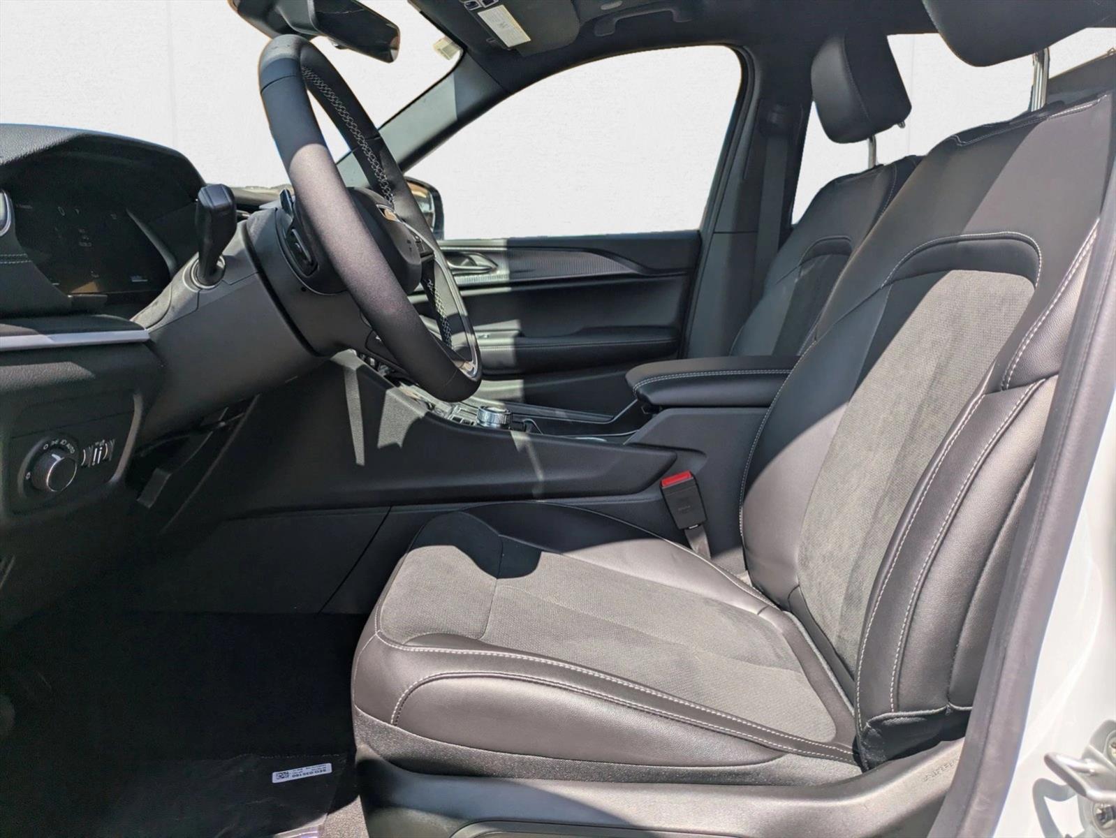 2025 Jeep Grand Cherokee Altitude X photo 4