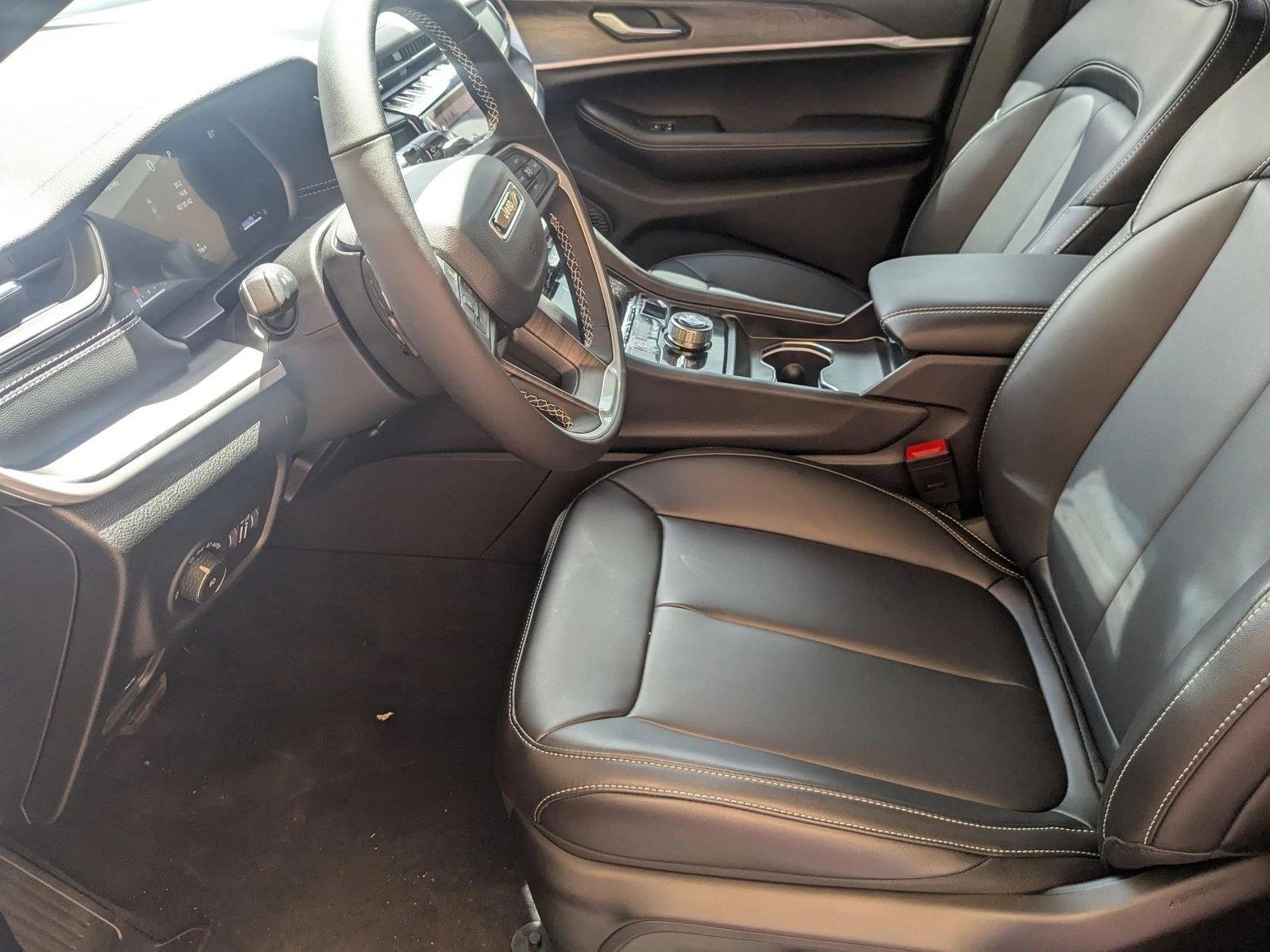 2025 Jeep Grand Cherokee Limited photo 4