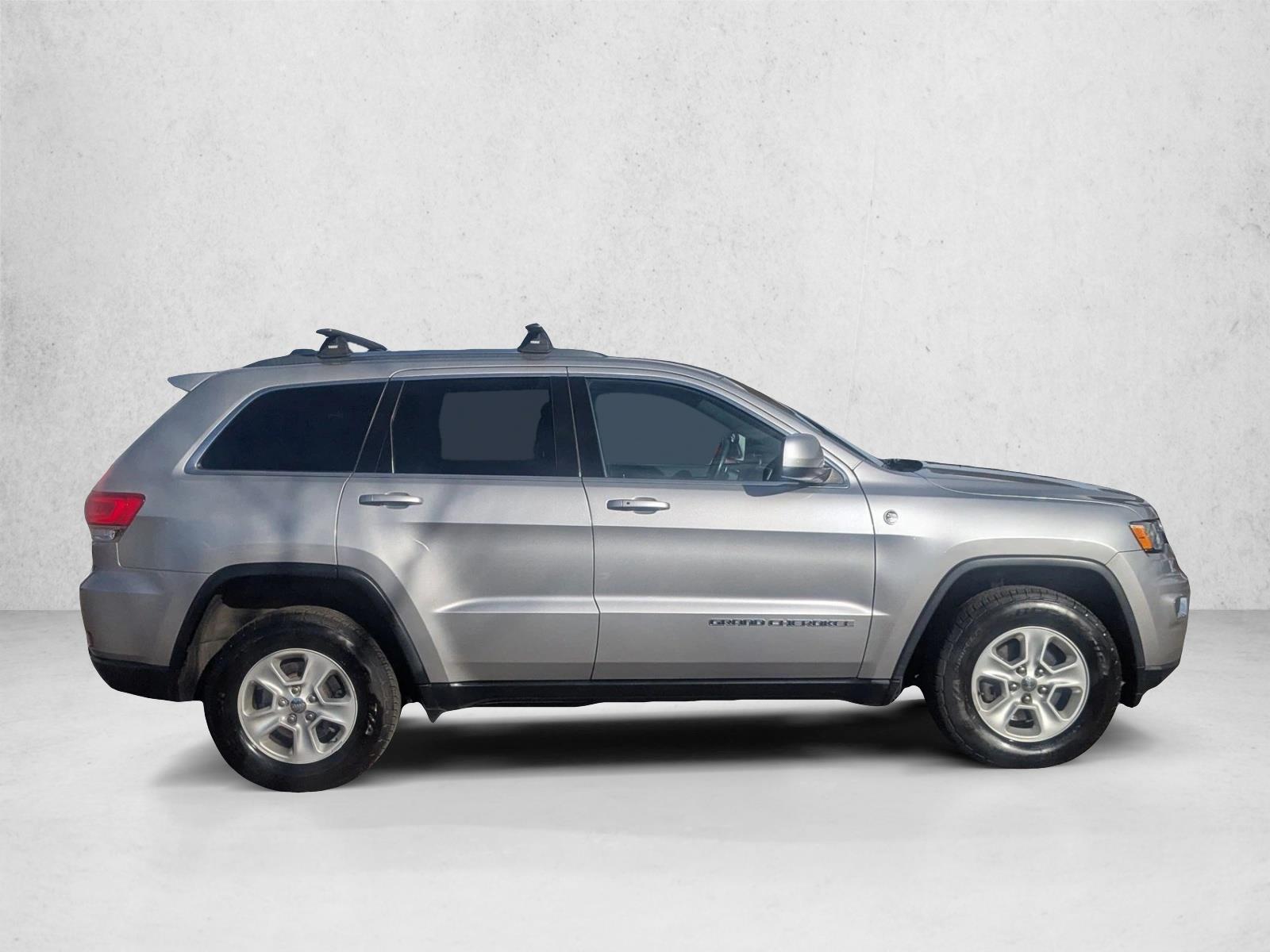 2017 Jeep Grand Cherokee Laredo photo 3