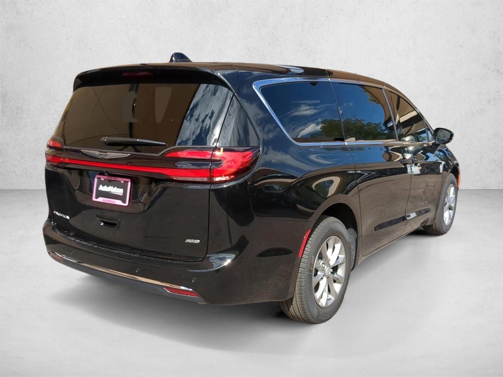 2026 Chrysler Pacifica photo 2