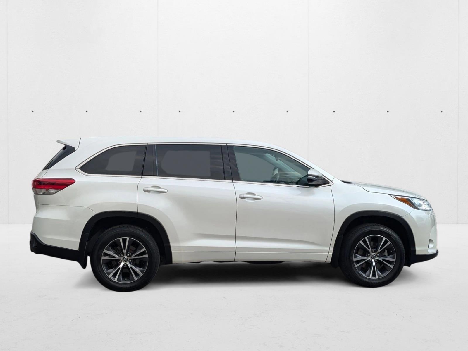 2018 Toyota Highlander LE photo 4