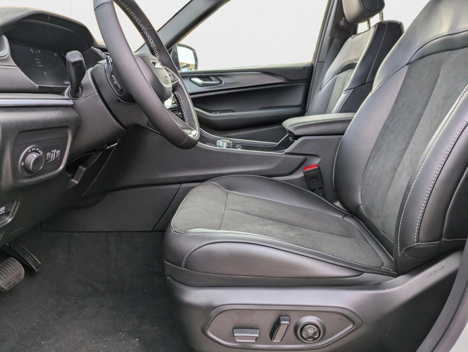2025 Jeep Grand Cherokee Altitude X photo 4