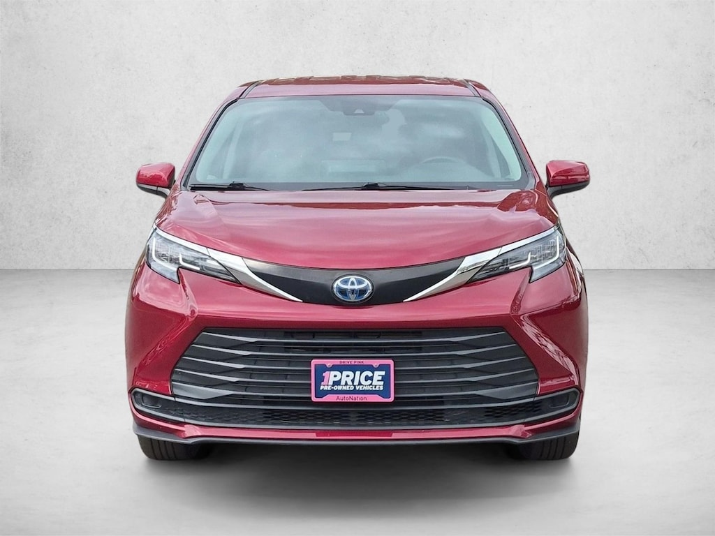 Used 2022 Toyota Sienna LE Mini-van Passenger