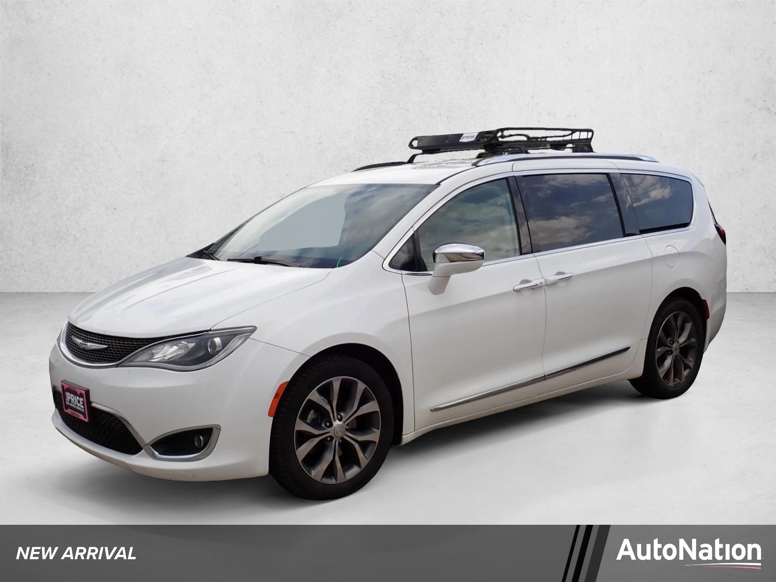 2017 Chrysler Pacifica Limited's photo