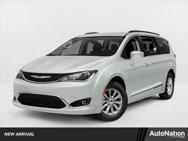 2017 Chrysler Pacifica Limited's photo