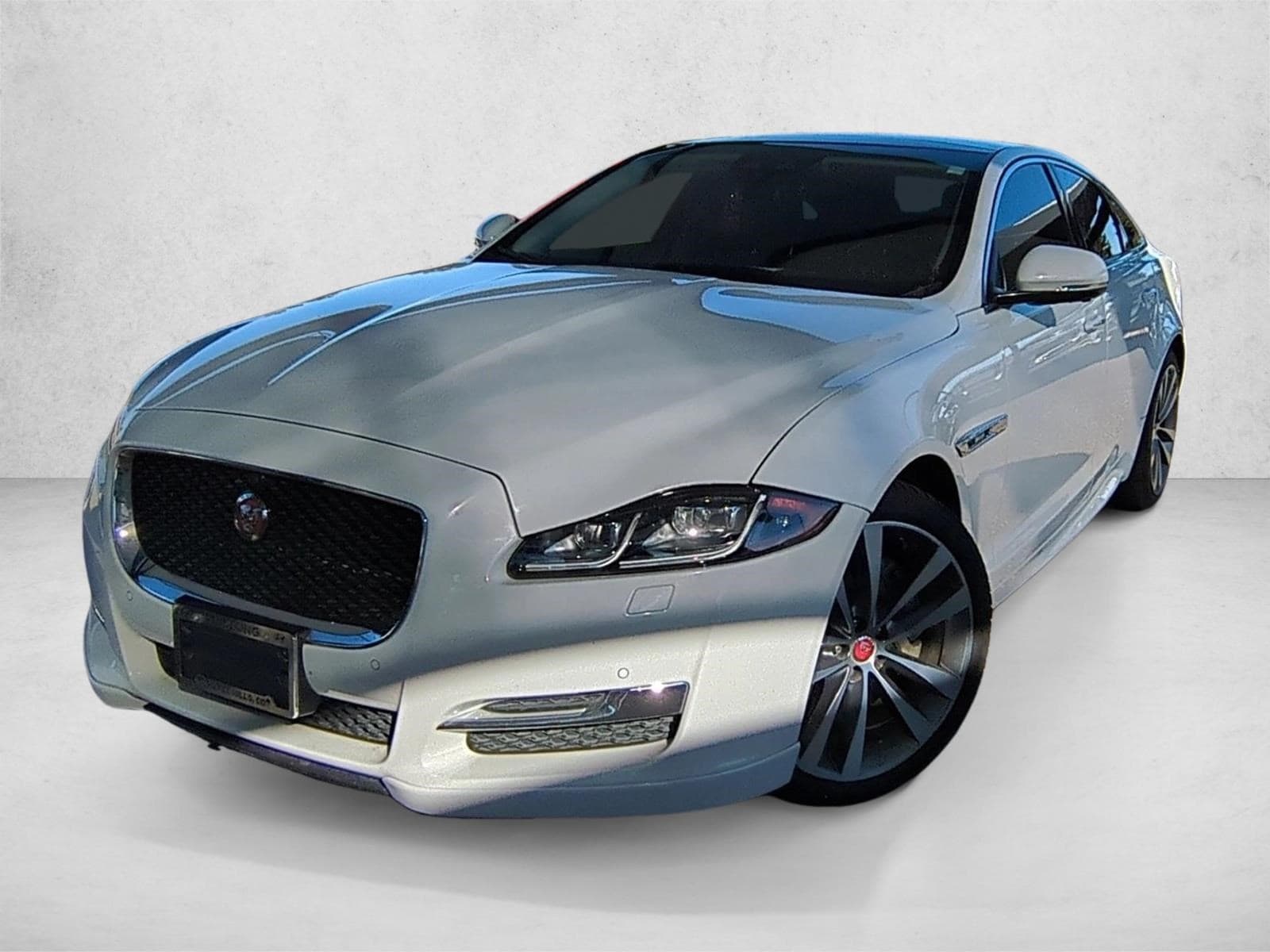 2019 Jaguar XJ R-Sport's photo