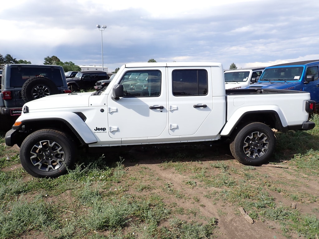 New 2026 Jeep Gladiator Sahara Truck Crew Cab