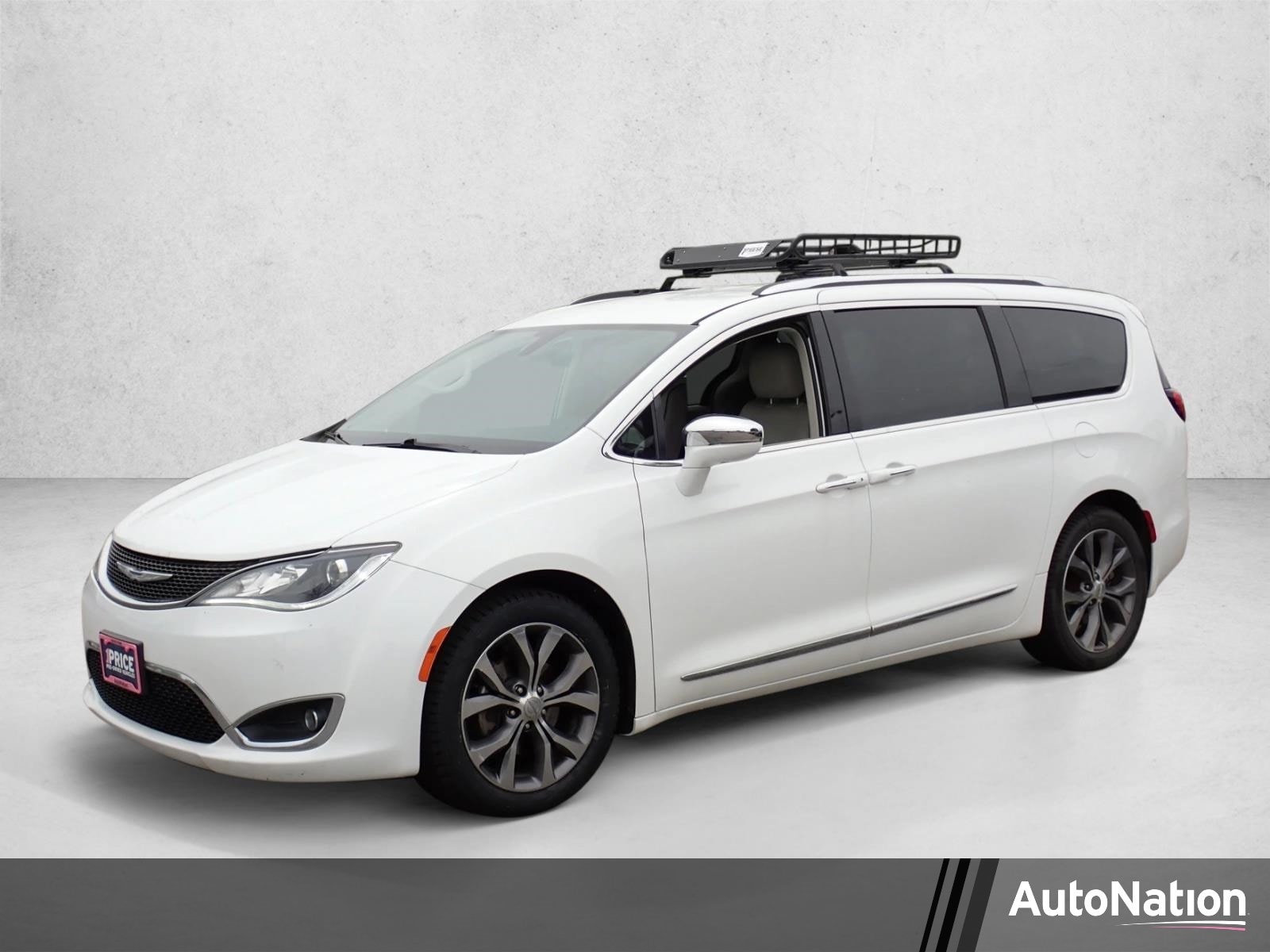 2017 Chrysler Pacifica Limited's photo