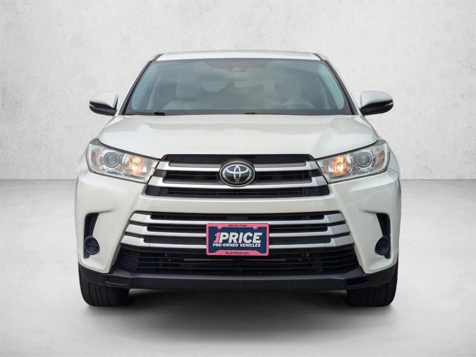 2018 Toyota Highlander LE photo 2