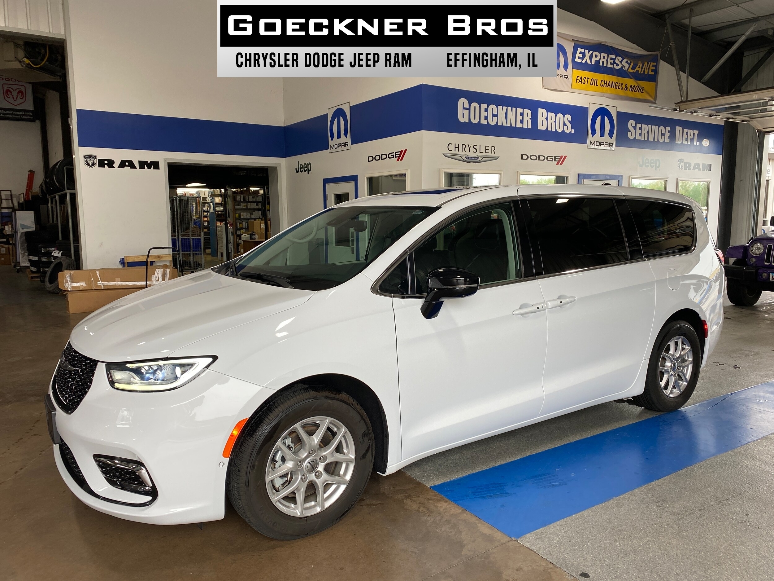 2024 Chrysler Pacifica Touring L's photo