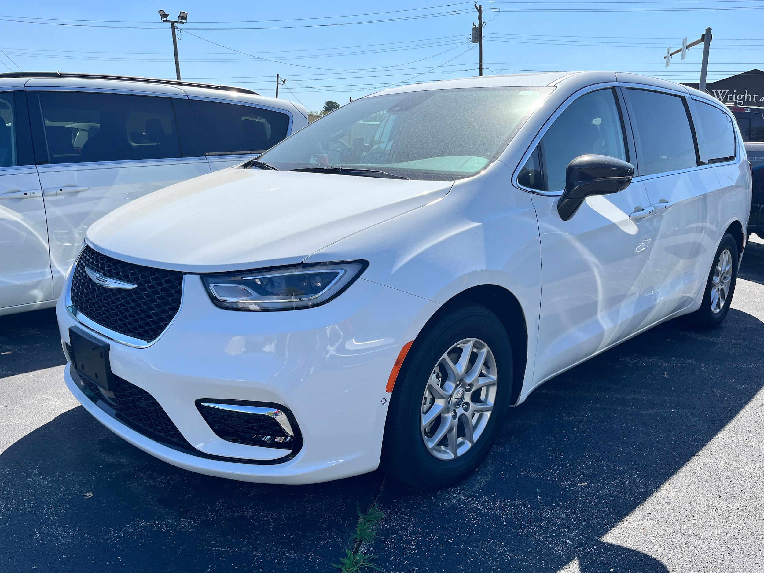 2024 Chrysler Pacifica Touring L's photo