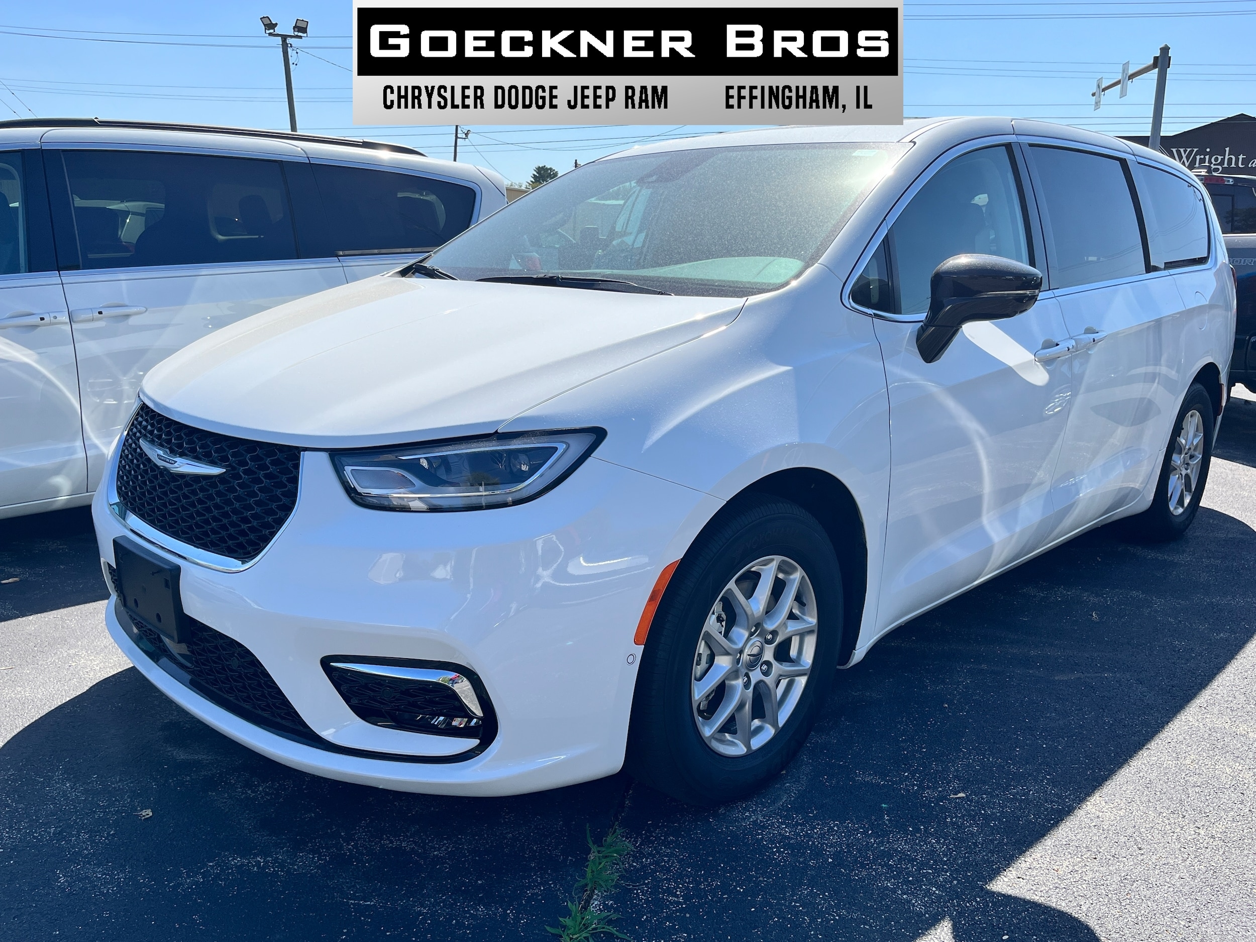 2024 Chrysler Pacifica Touring L's photo