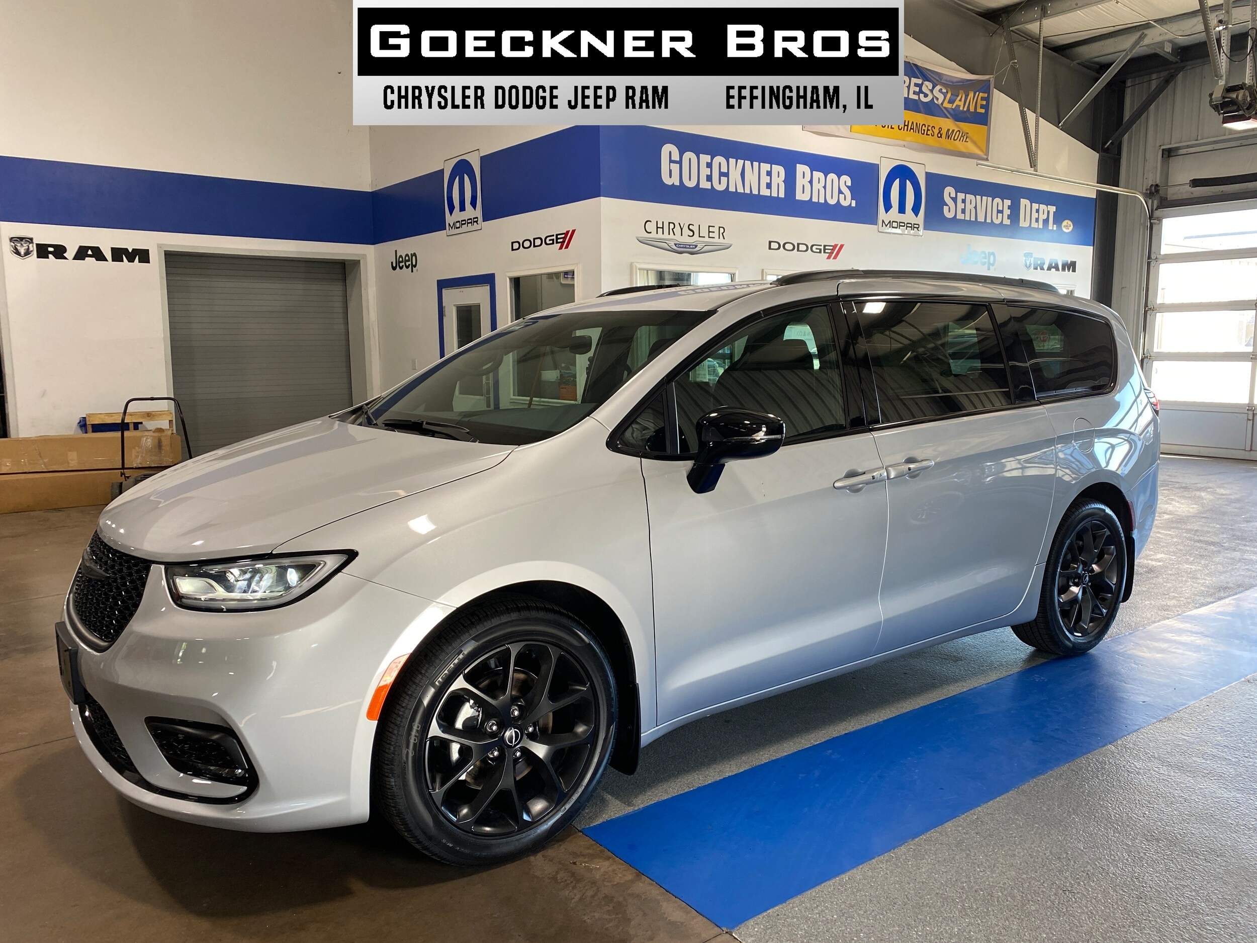 2026 Chrysler Pacifica Select's photo