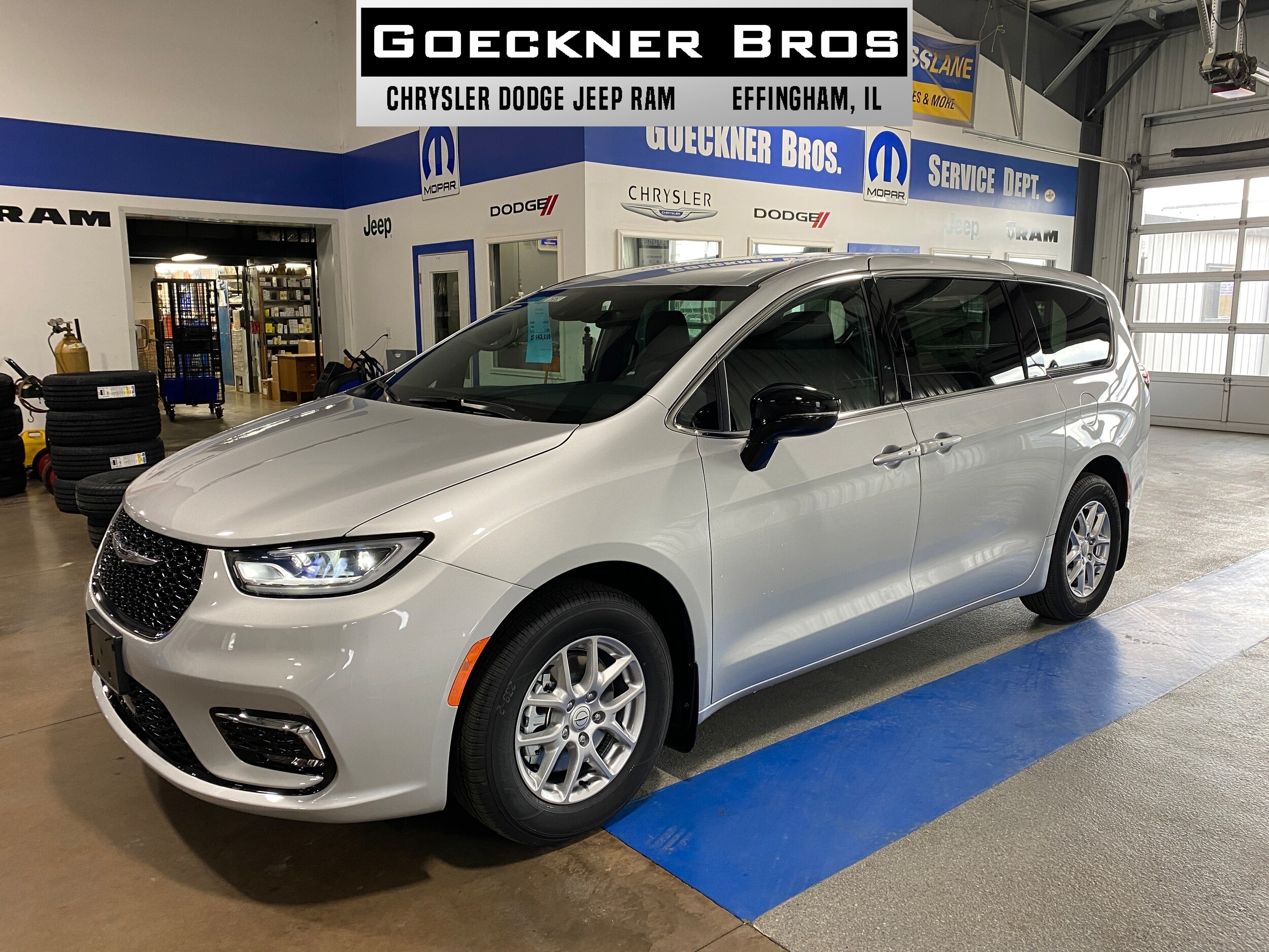2026 Chrysler Pacifica Select's photo